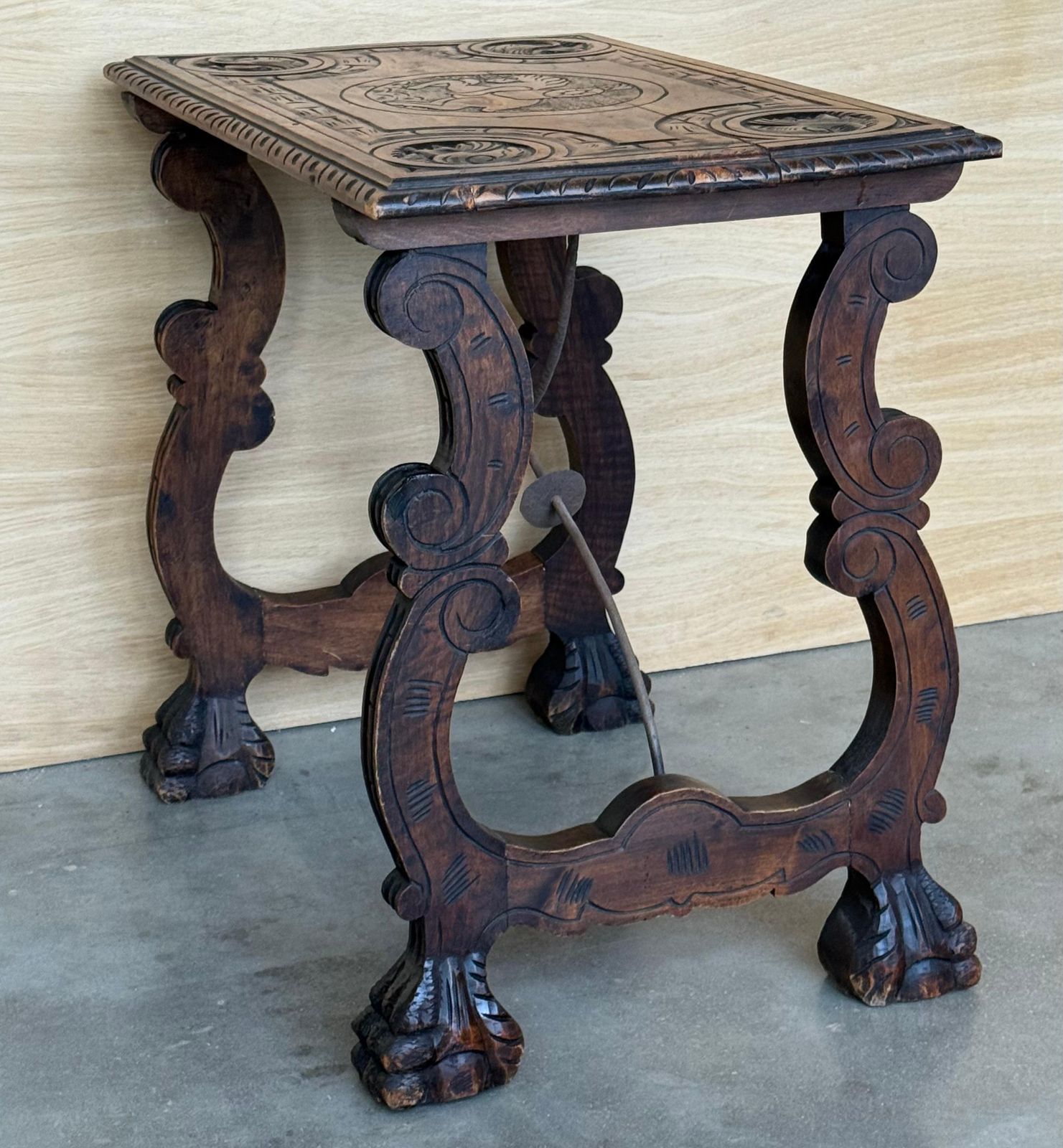 Table d'appoint en noyer, pieds en lyre sculptés et plateau sculpté, Espagne, XIXe siècle photo vintage