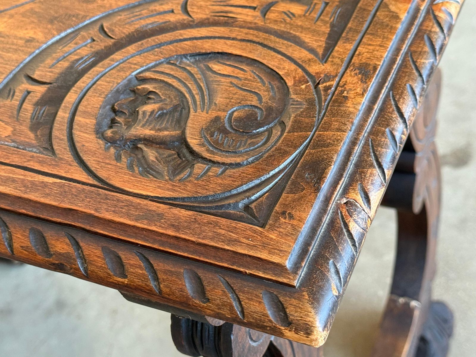 photo for sale Table d'appoint en noyer, pieds en lyre sculptés et plateau sculpté, Espagne, XIXe siècle