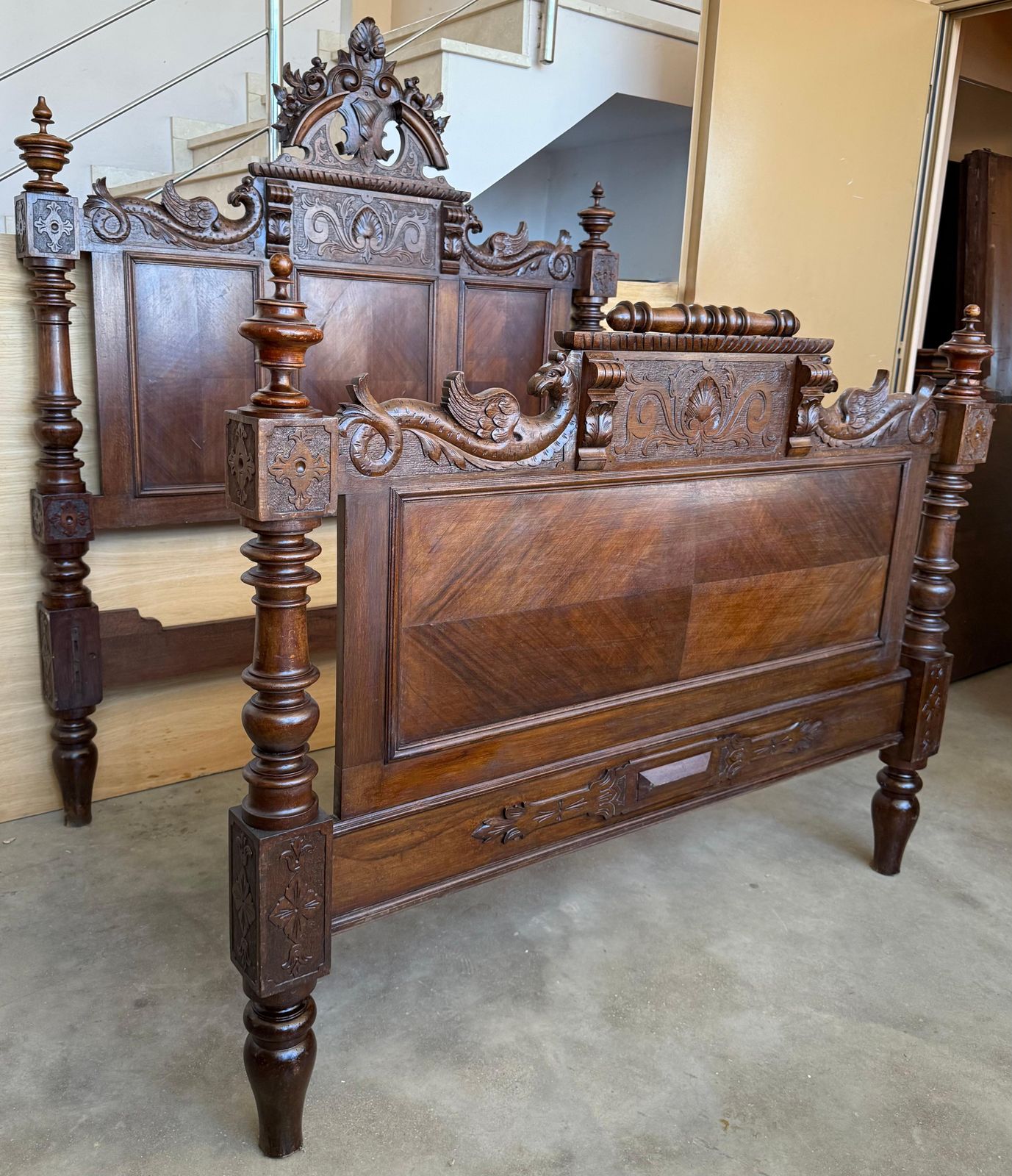 Cadre de lit Louis XVI en noyer sculpté, style baroque, taille Full/Queen photo for sale