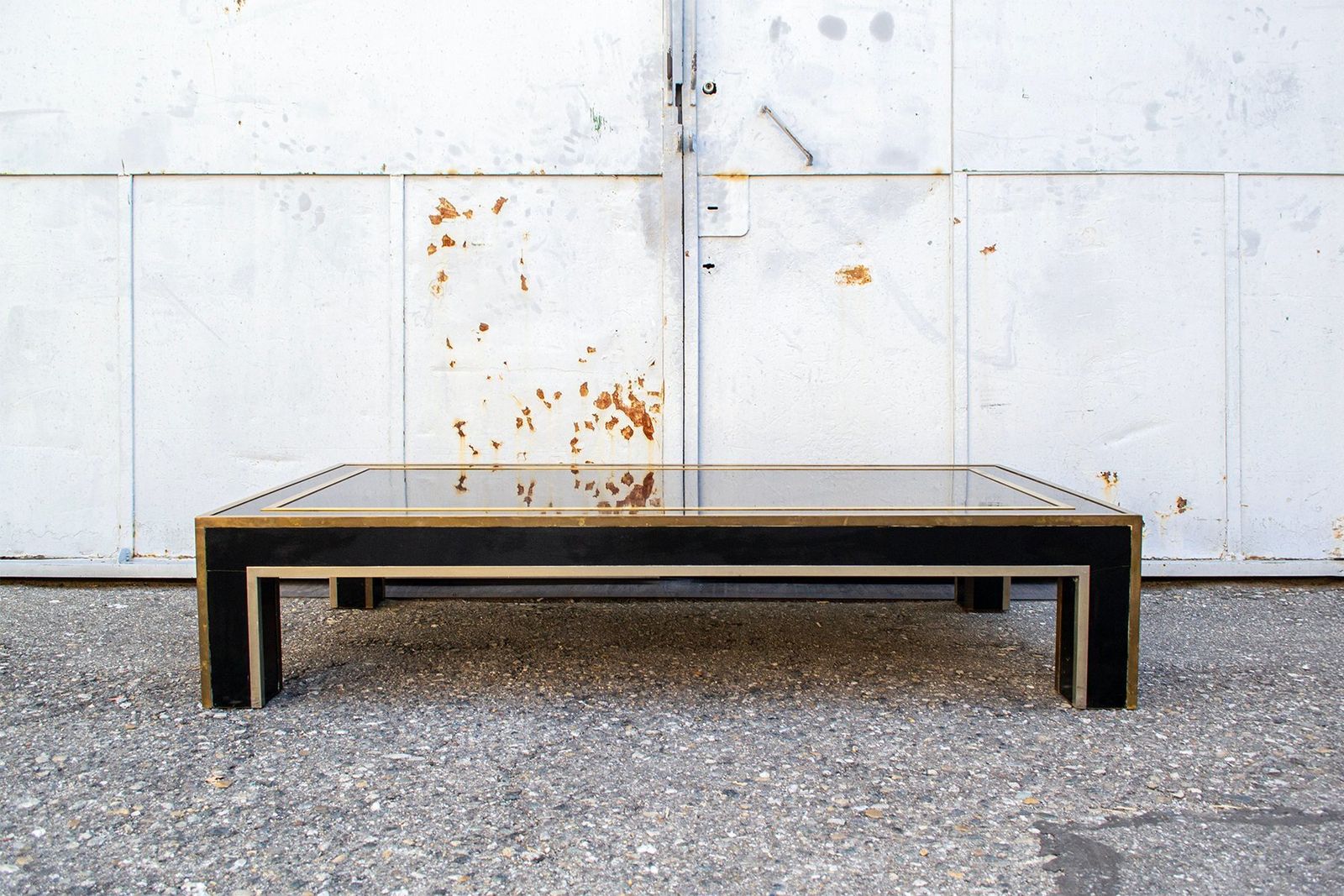 Lage Tafel Met Zwart Laminaat En Banden Van Messing En Vernikkeld Metaal, Ca. Jaren 1970 photo for sale