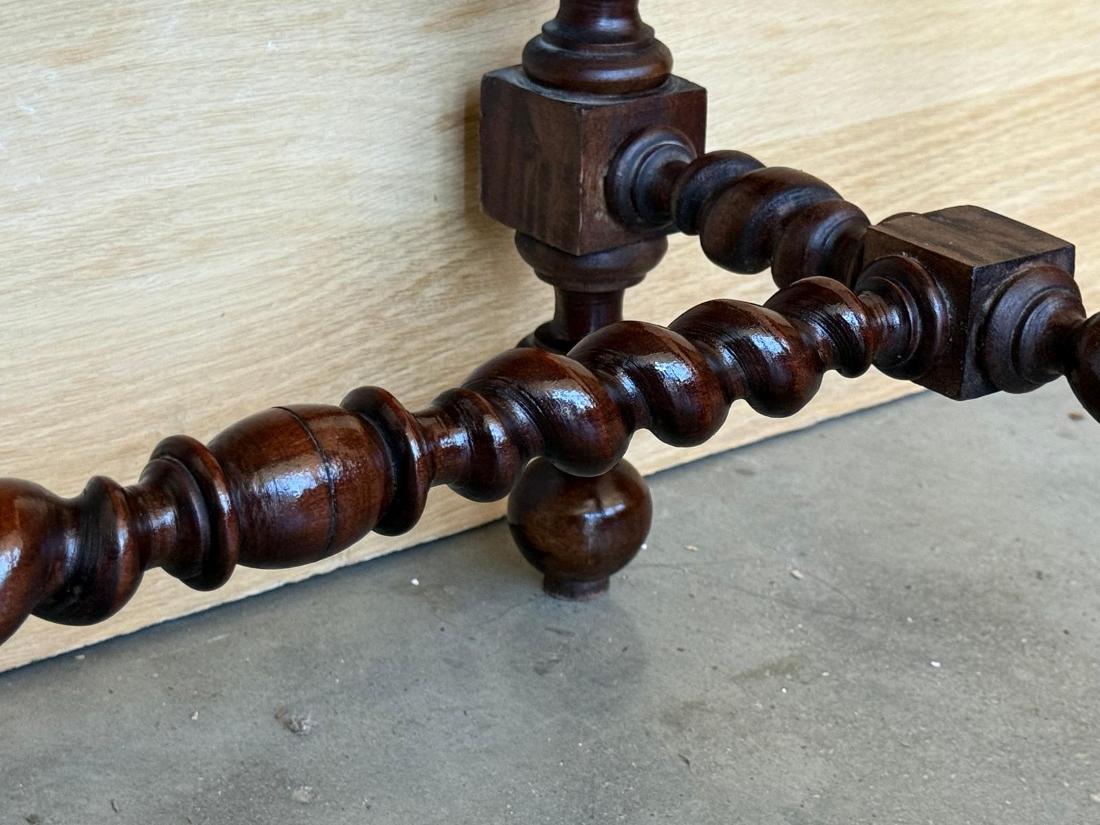 photo for sale Paire de tables de chevet espagnoles sculptées, pieds salomoniques et fronton