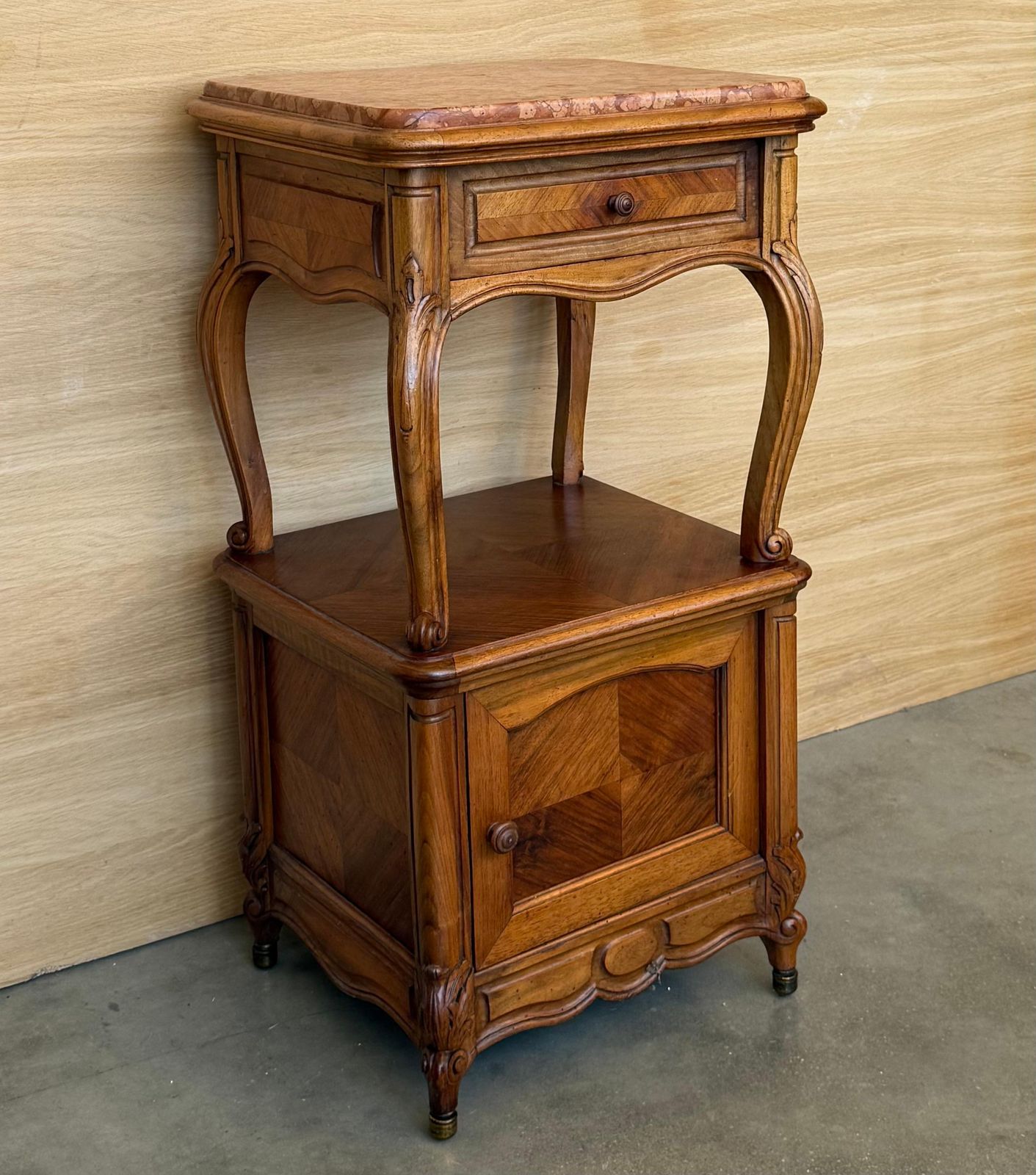 photo furniture Tables de chevet françaises à pieds en cabriole, années 1950, lot de 2