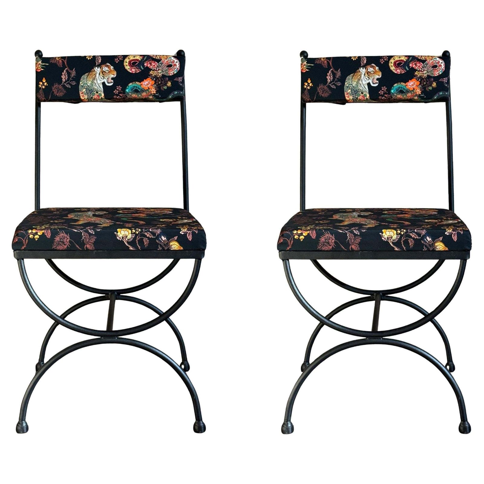 Paire de chaises en fer forgé, revêtement en tissu Silinog par Etro au dossier et à l'assise