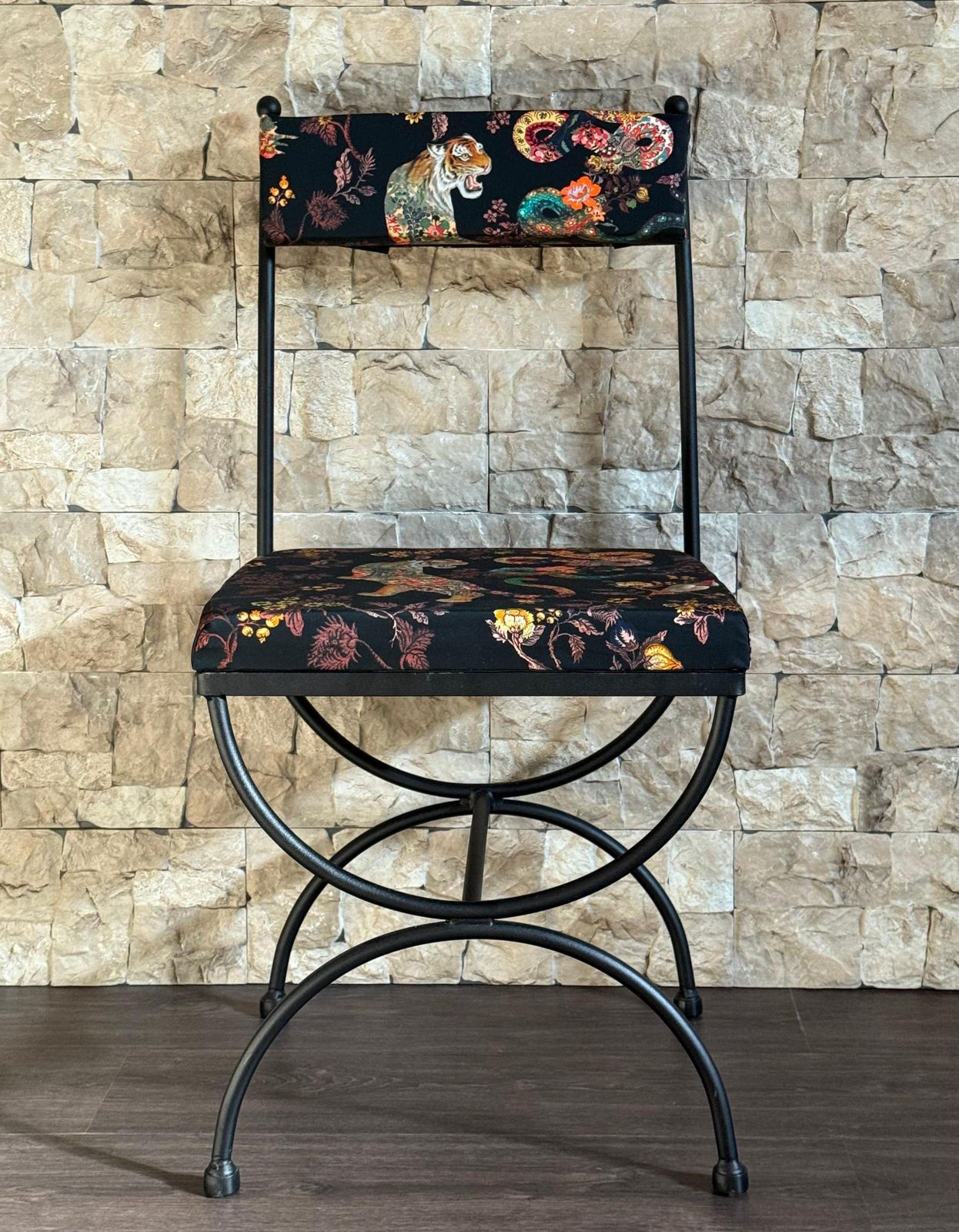 Paire de chaises en fer forgé, revêtement en tissu Silinog par Etro au dossier et à l'assise photo furniture