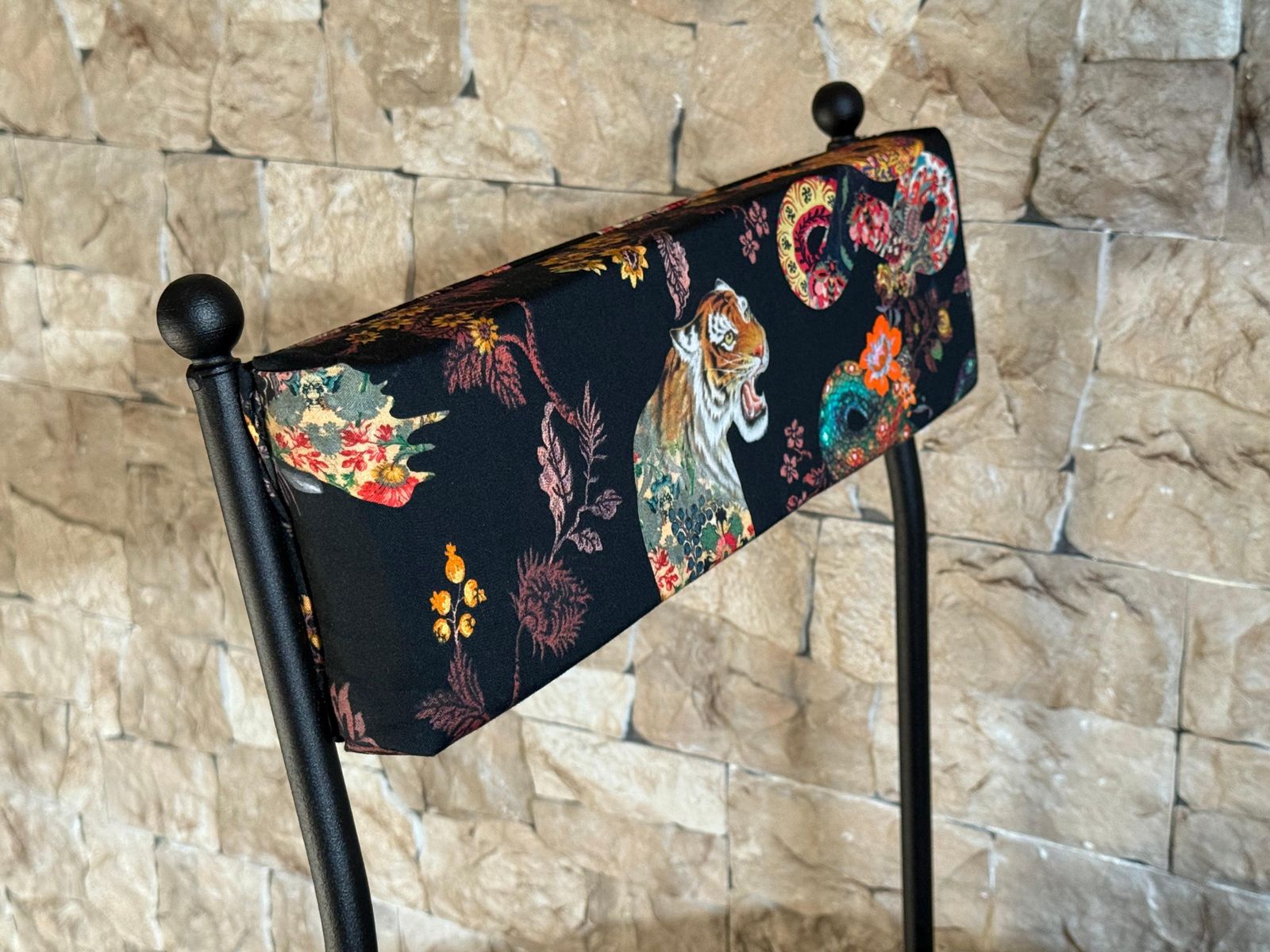 photo furniture Paire de chaises en fer forgé, revêtement en tissu Silinog par Etro au dossier et à l'assise
