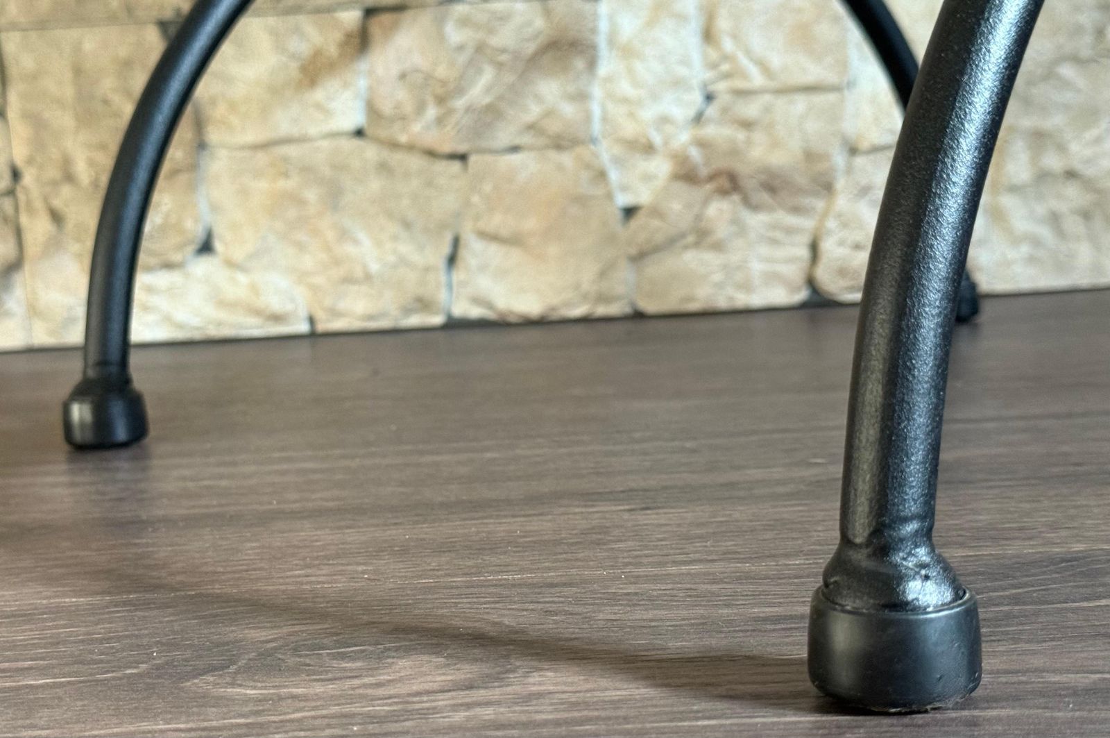 photo vintage Paire de chaises en fer forgé, revêtement en tissu Silinog par Etro au dossier et à l'assise