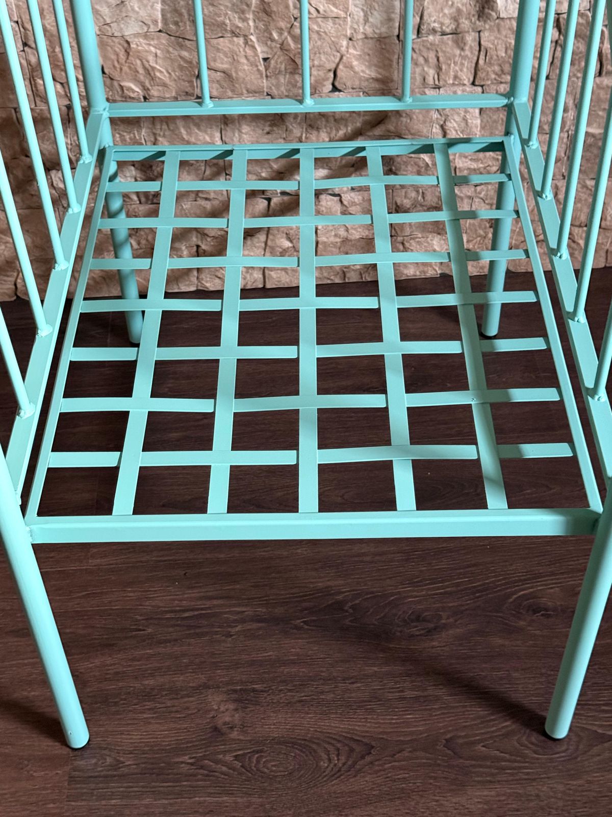 Mobilier Fauteuil de jardin en fer forgé turquoise, assise à claire-voie photo