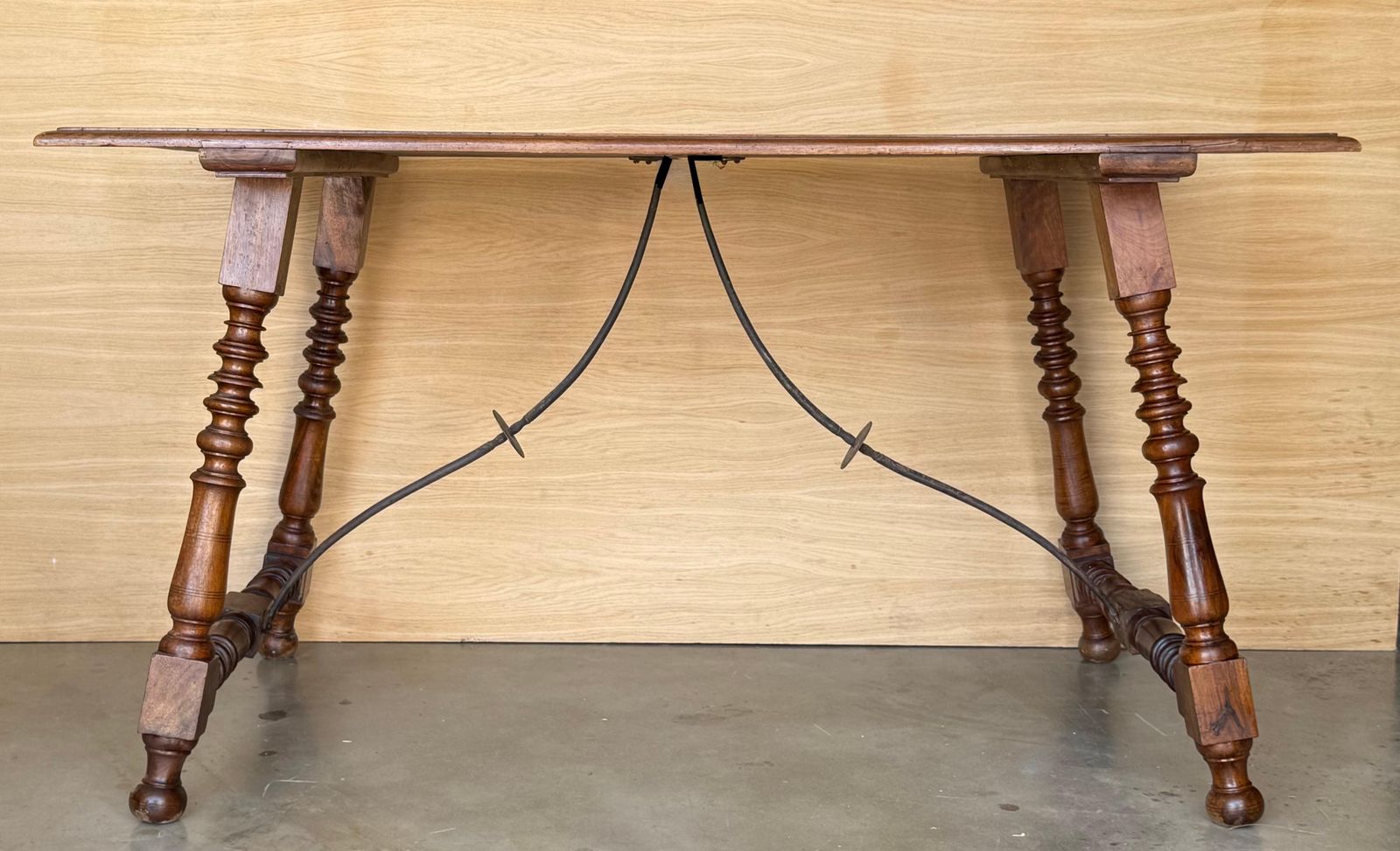 Table d'appoint espagnole du XIXe siècle, pieds tournés sculptés et double entretoise photo for sale