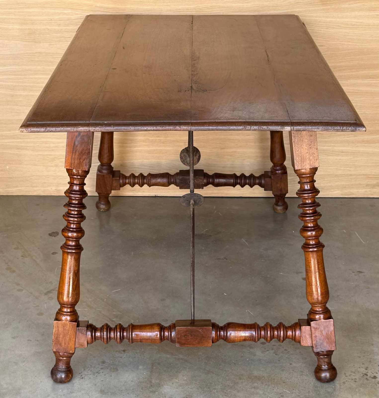Table d'appoint espagnole du XIXe siècle, pieds tournés sculptés et double entretoise photo 3785.0