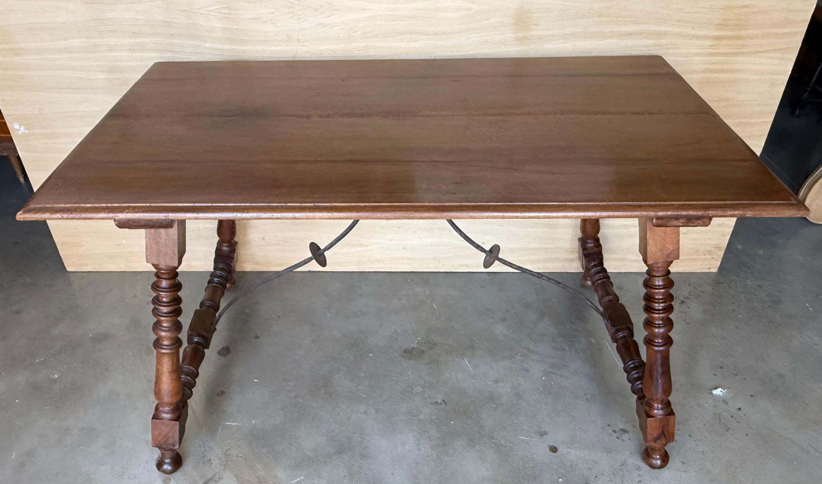 Table d'appoint espagnole du XIXe siècle, pieds tournés sculptés et double entretoise photo vinterior