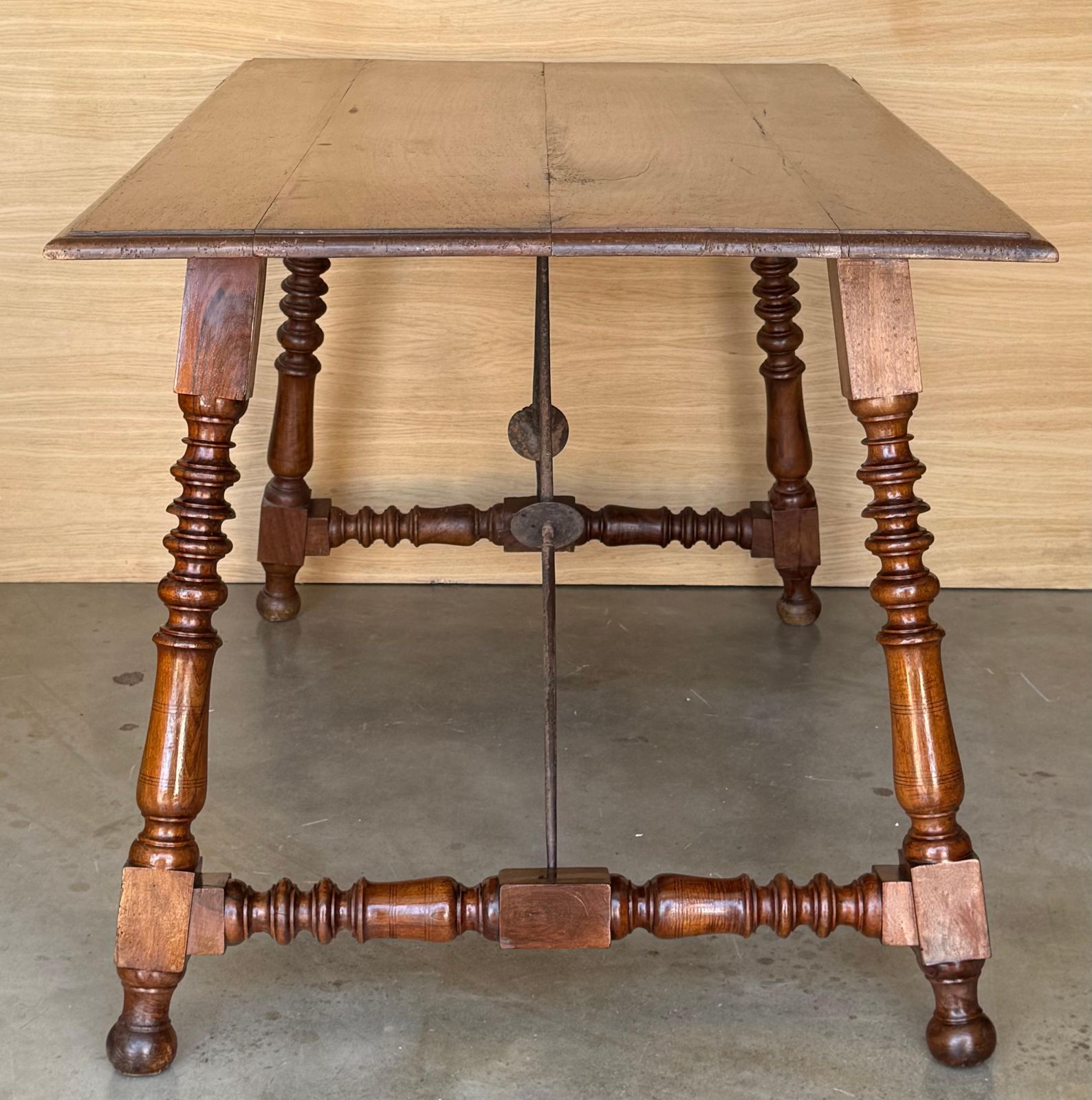 Table d'appoint espagnole du XIXe siècle, pieds tournés sculptés et double entretoise photo vintage