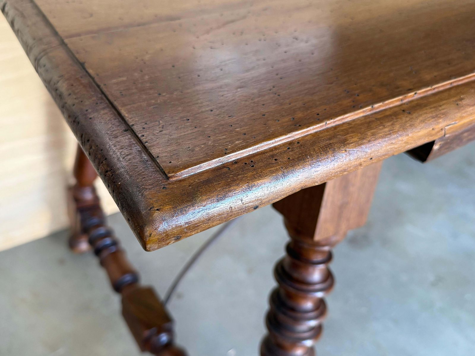 photo for sale Table d'appoint espagnole du XIXe siècle, pieds tournés sculptés et double entretoise