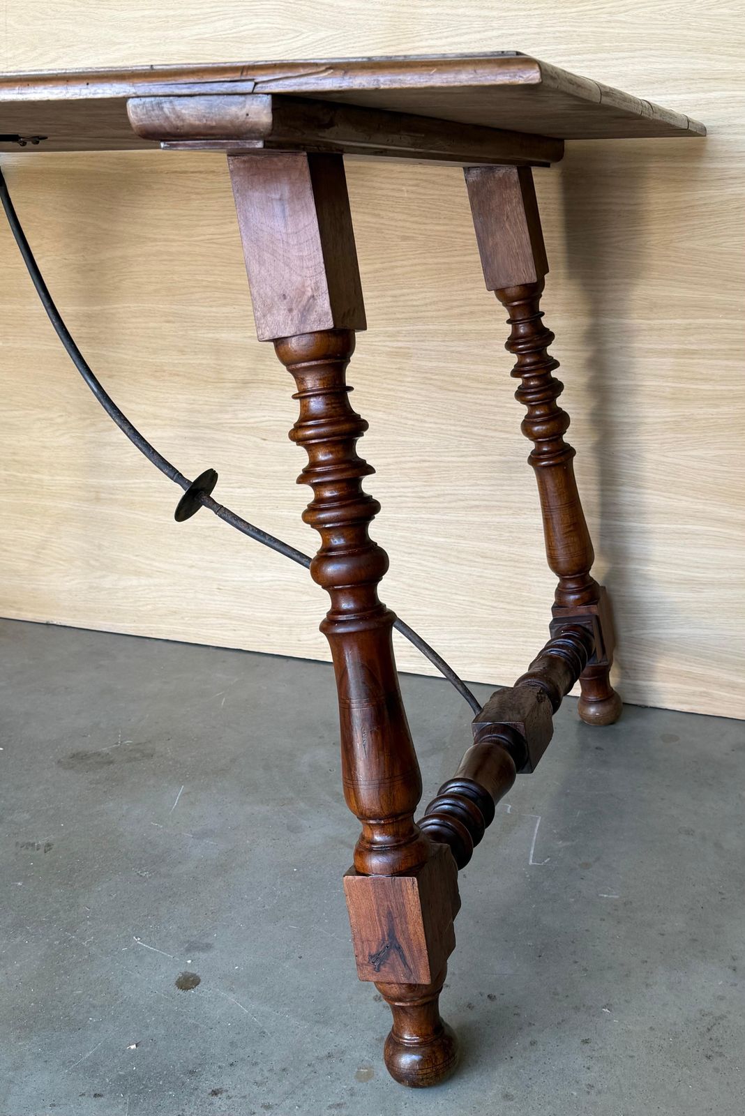 Mobilier Table d'appoint espagnole du XIXe siècle, pieds tournés sculptés et double entretoise photo