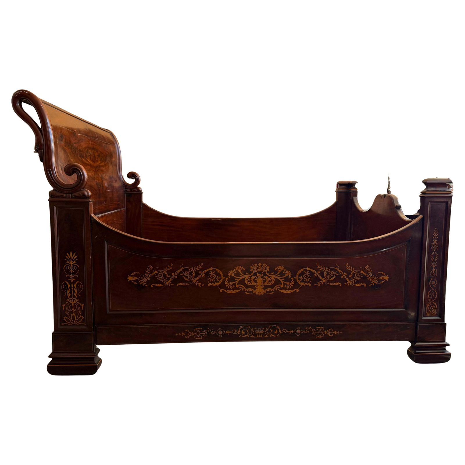 Lit double italien en acajou et loupe, sculpté et marqueté, XIXe siècle