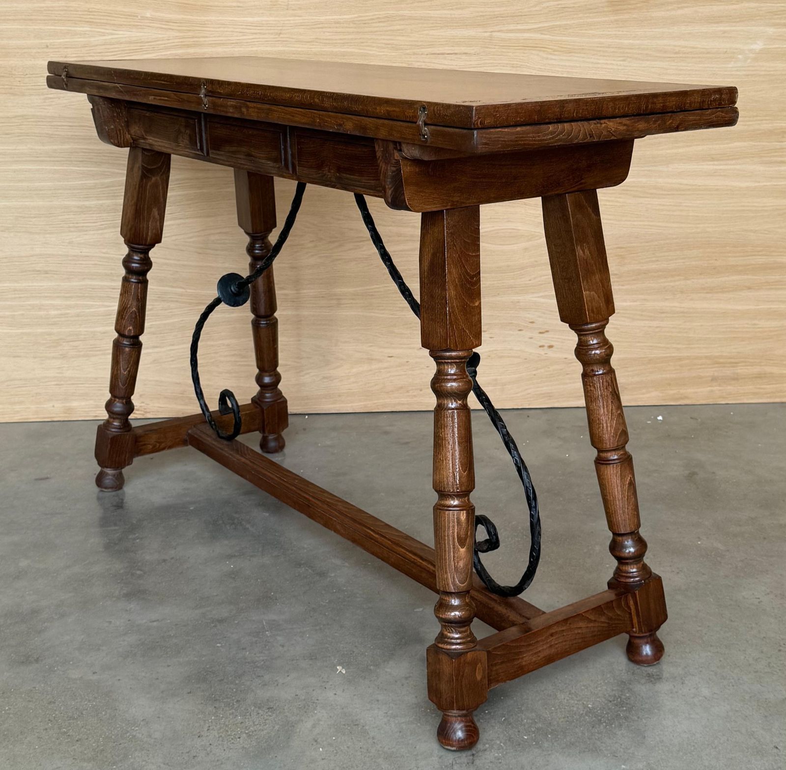 Table console espagnole du XXe siècle à abattant, avec entretoise en bois photo 2386.0