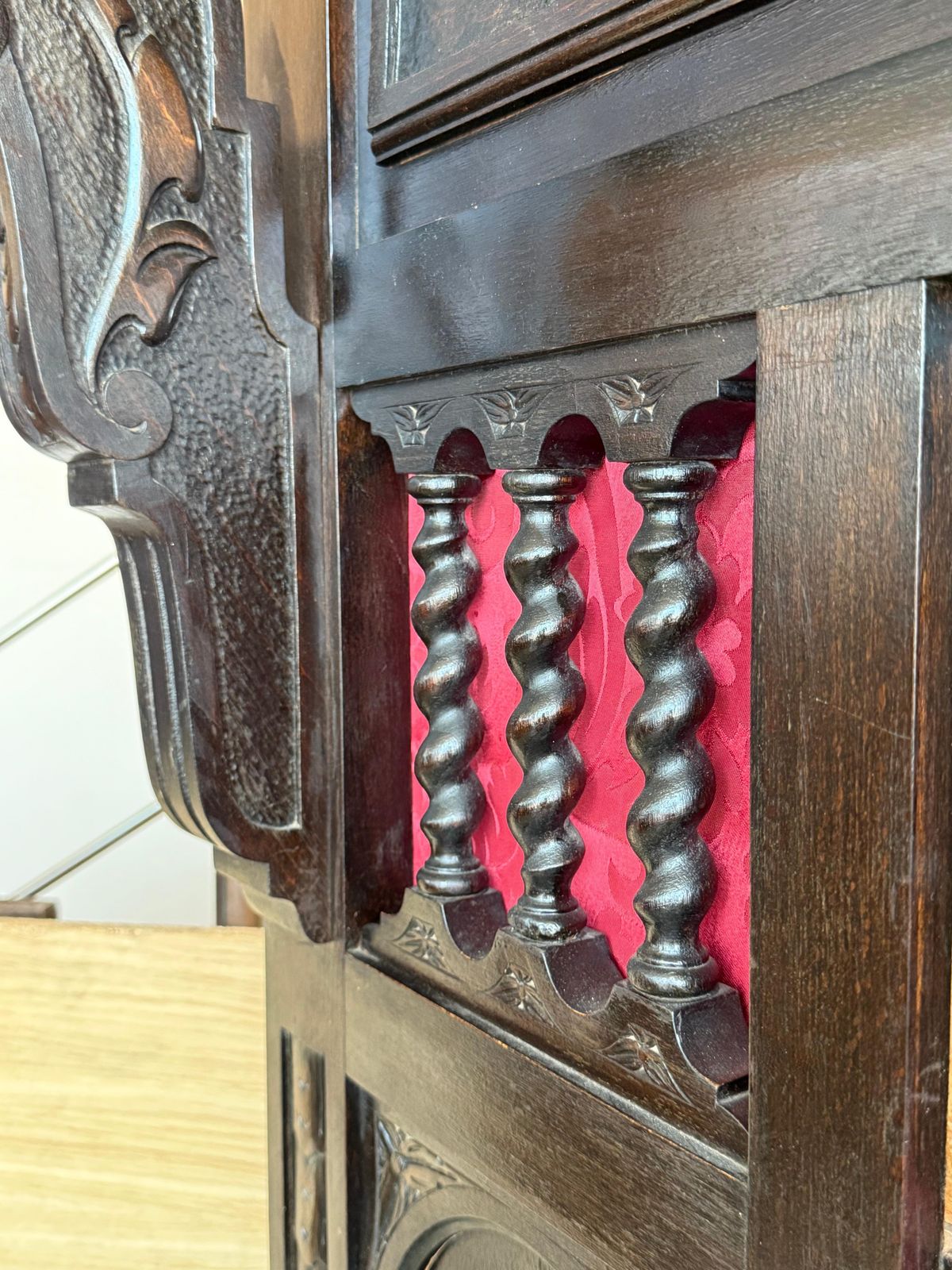 photo furniture Grand portemanteau espagnol en noyer massif sculpté, dos en damas rouge, XIXe siècle
