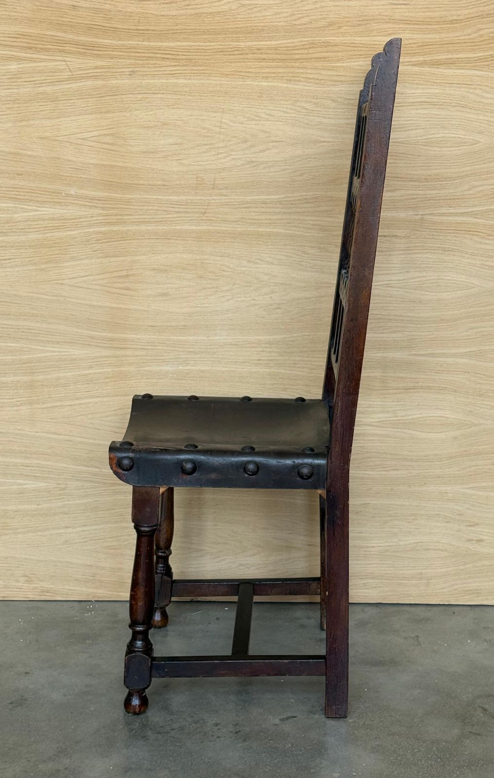 Ensemble de six chaises espagnoles sculptées, assise et dossier en cuir, XIXe siècle photo vinterior