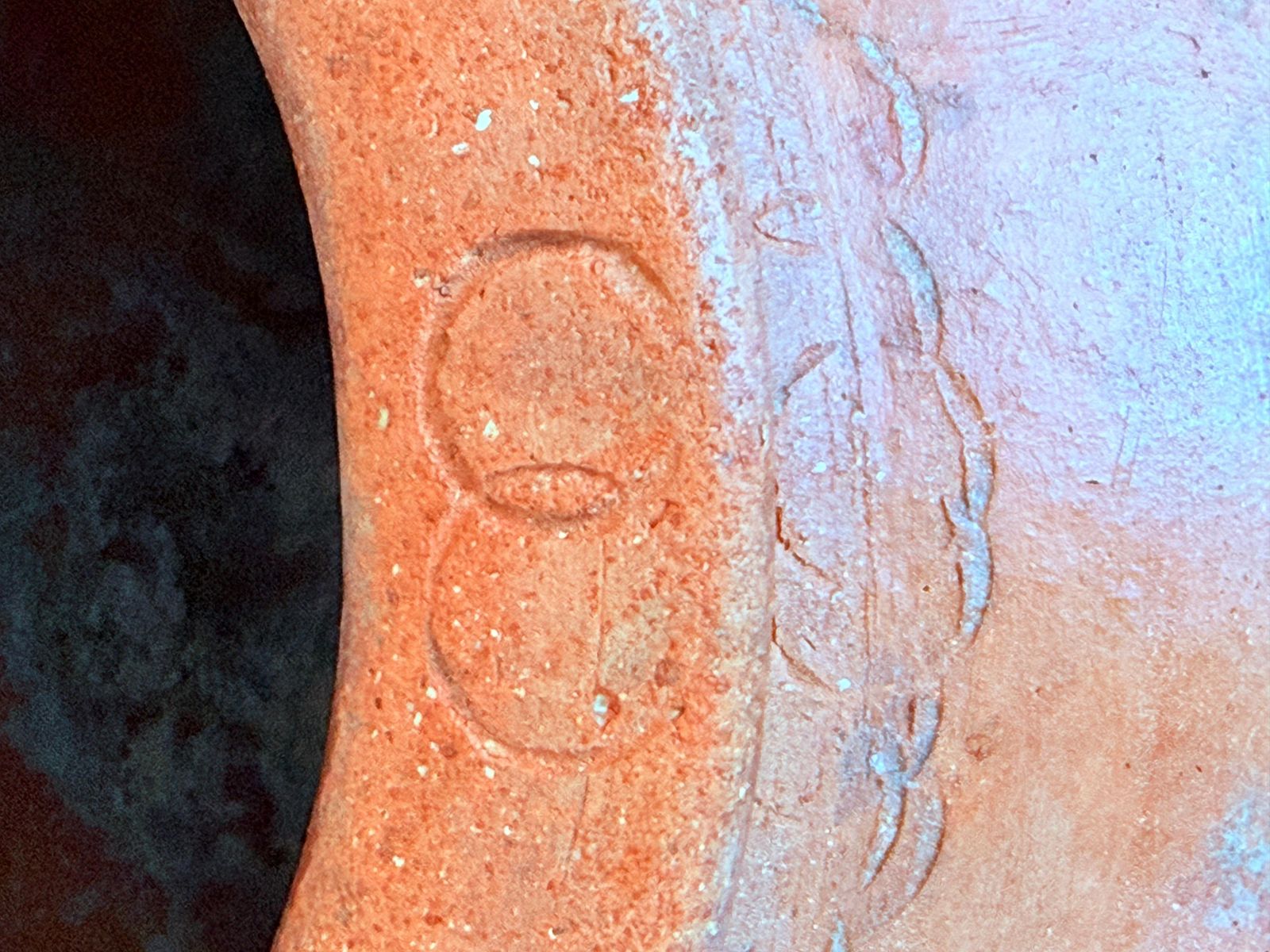 Rare grande jarre de Biot en terre cuite sculptée à la main, XVIIIe siècle photo Décoration