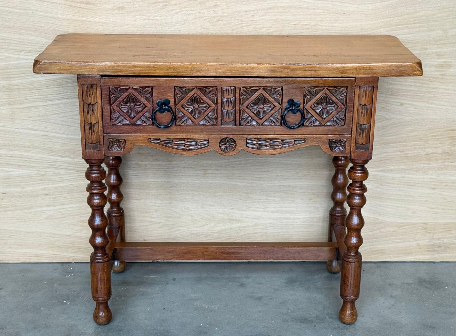 Table de chevet ou console basse espagnole du XXe siècle, avec tiroir photo for sale