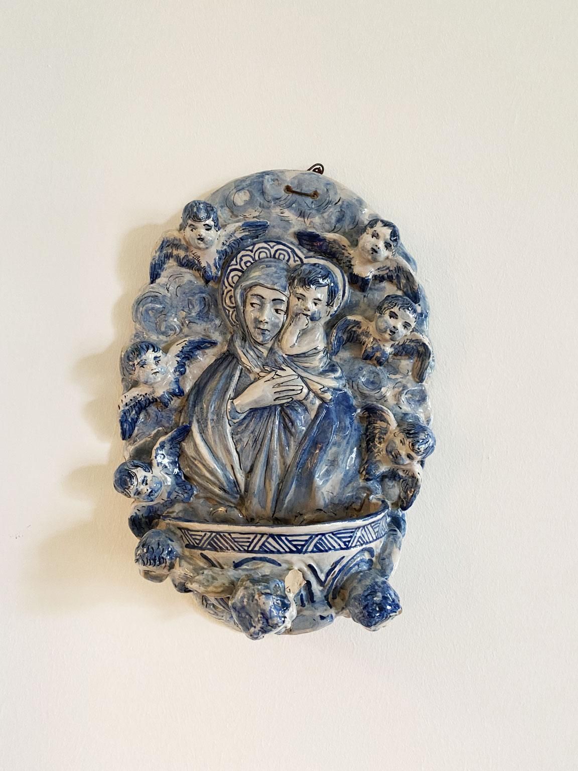 photo vinterior Italy Mid 20th Century White And Blue Pottery Holy Water Font With Little Angels
