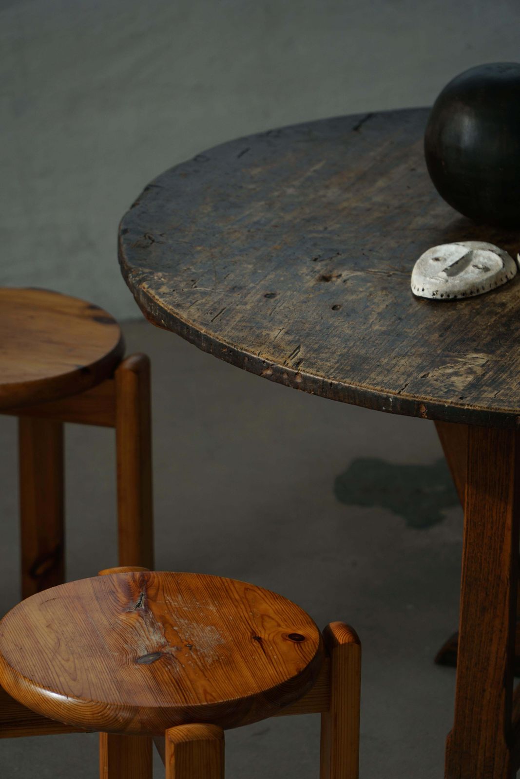 photo furniture 19th Century, French Provincial, Vigneron Round Tilt Top Table In Oak