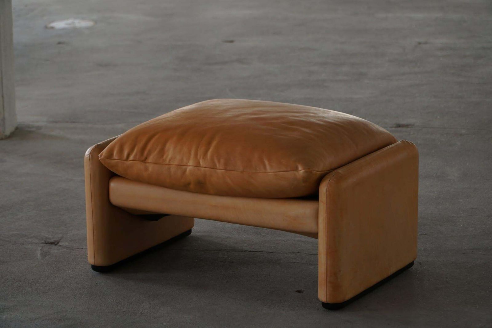 photo vinterior Maralunga Ottoman In Leather, Vico Magistretti For Cassina, Italian Modern, 1973