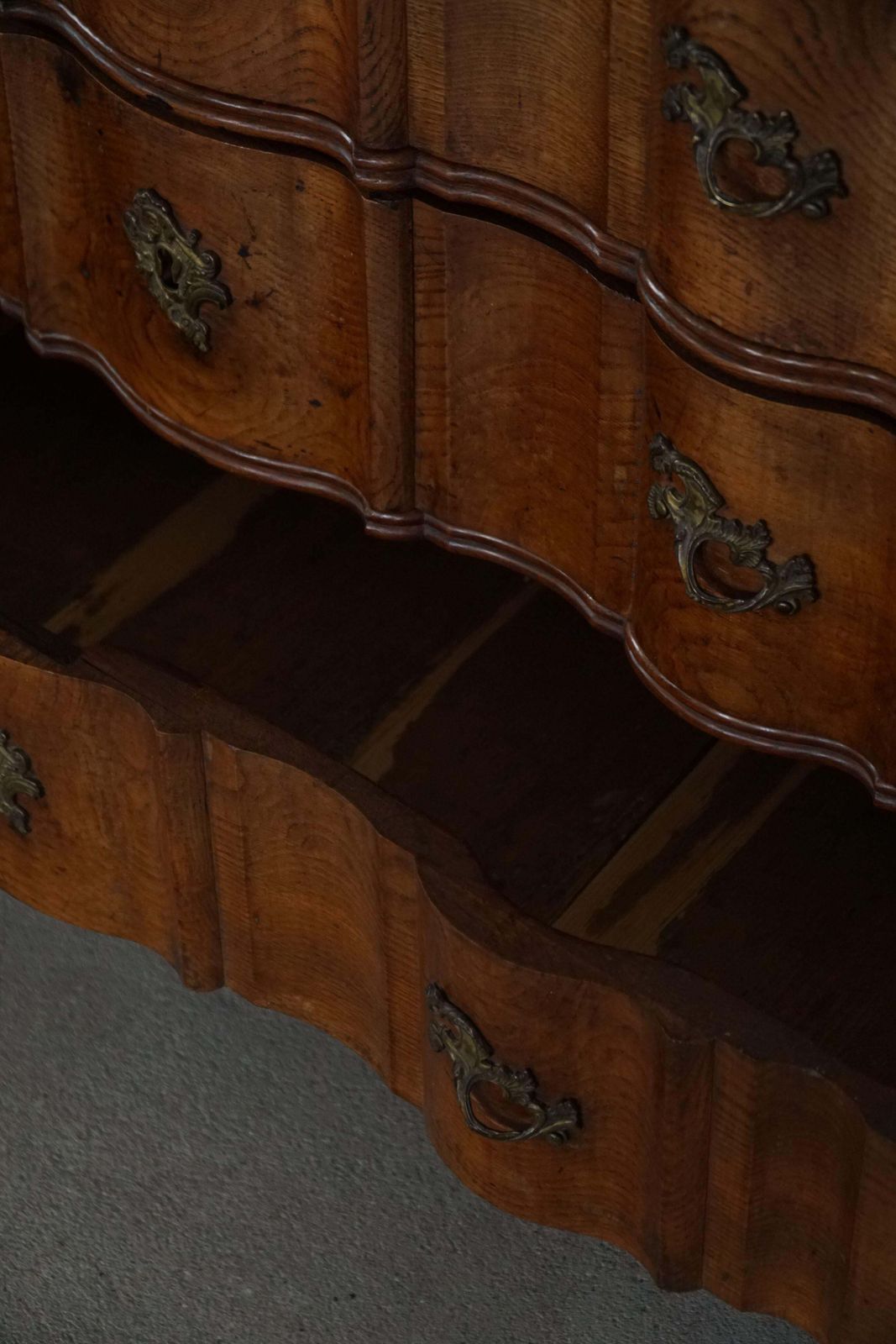 photo vinterior Late 18th Century, Antique Baroque Oak Chest Of Drawers With Cabriole Legs