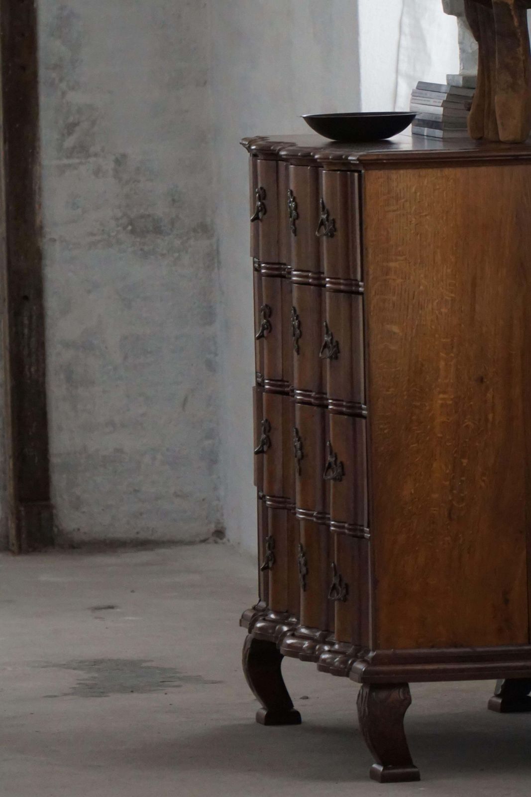 photo vintage Late 18th Century, Antique Baroque Oak Chest Of Drawers With Cabriole Legs