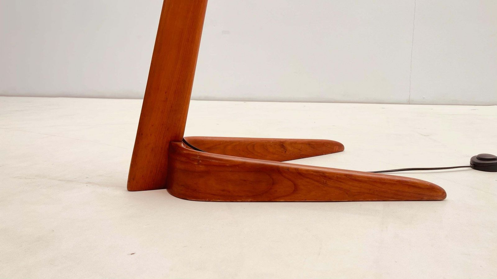 photo furniture Teak Wood Floorlamp With Boomerang Shape Foot