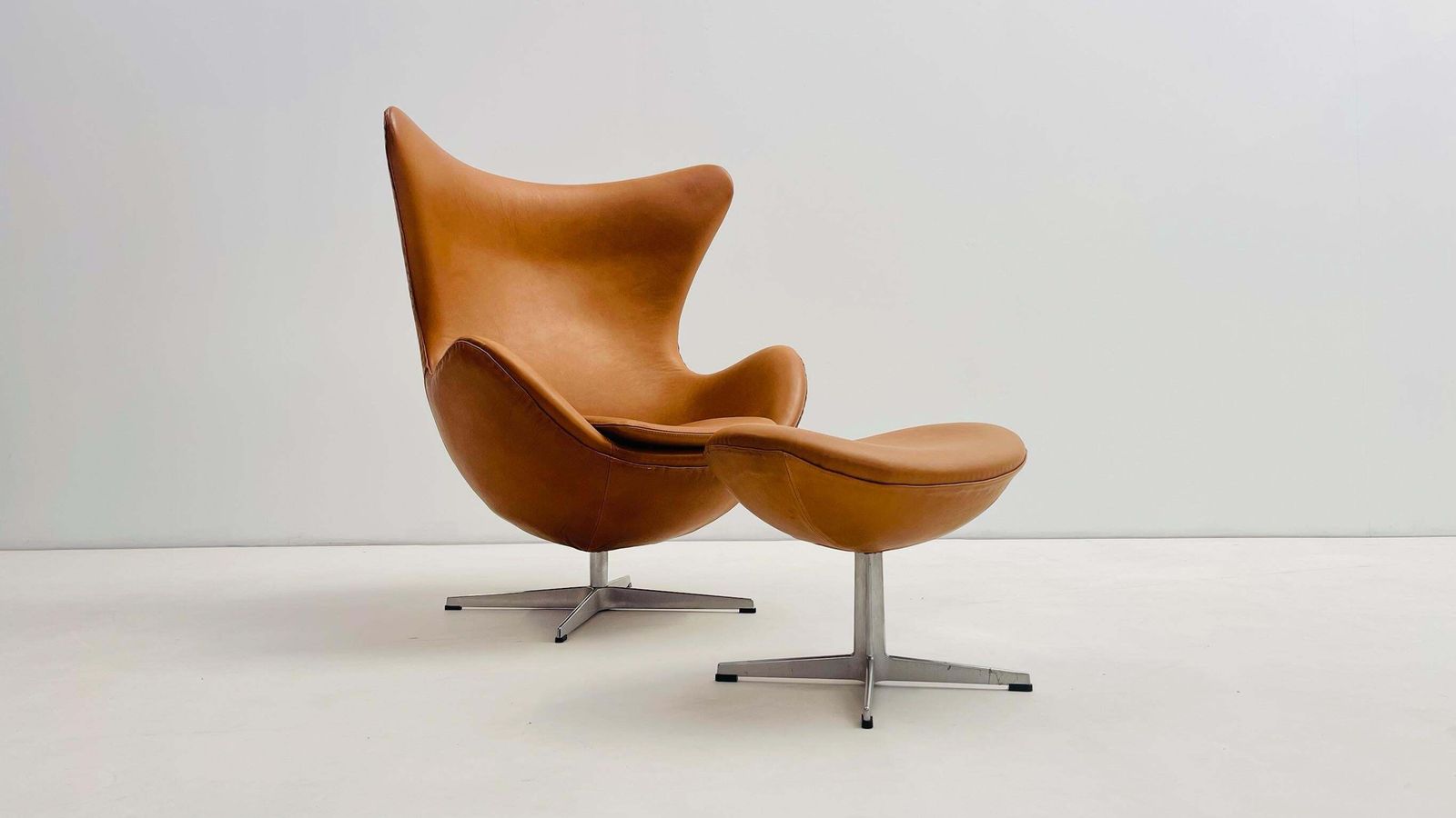 'Egg Chair' + Ottoman By Arne Jacobsen For Fritz Hansen photo furniture