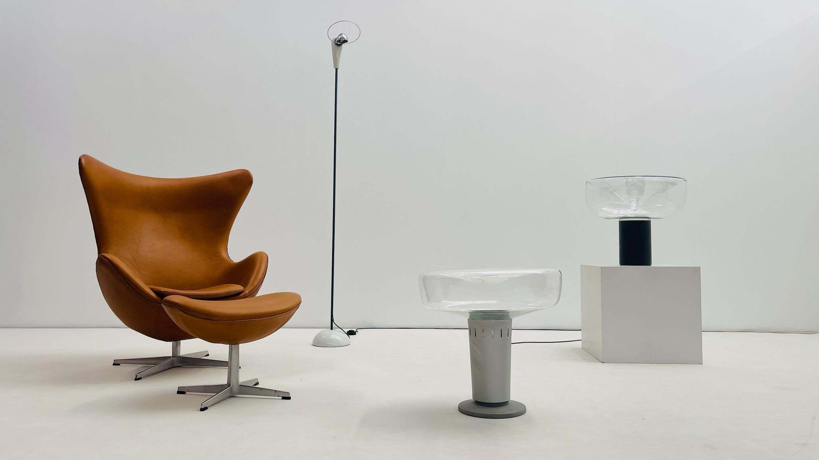 photo furniture 'Egg Chair' + Ottoman By Arne Jacobsen For Fritz Hansen