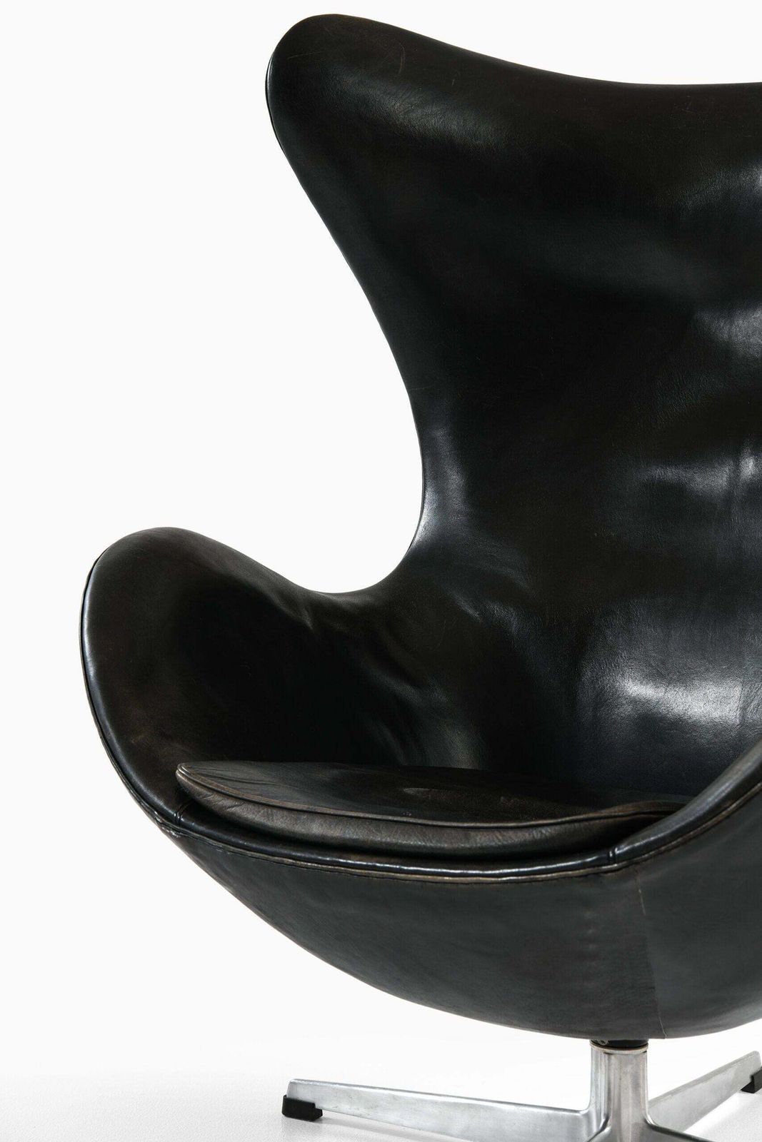 'Egg Chair', Model 3316, In Original Leather Upholstery By Arne Jacobsen, 1960s photo vinterior