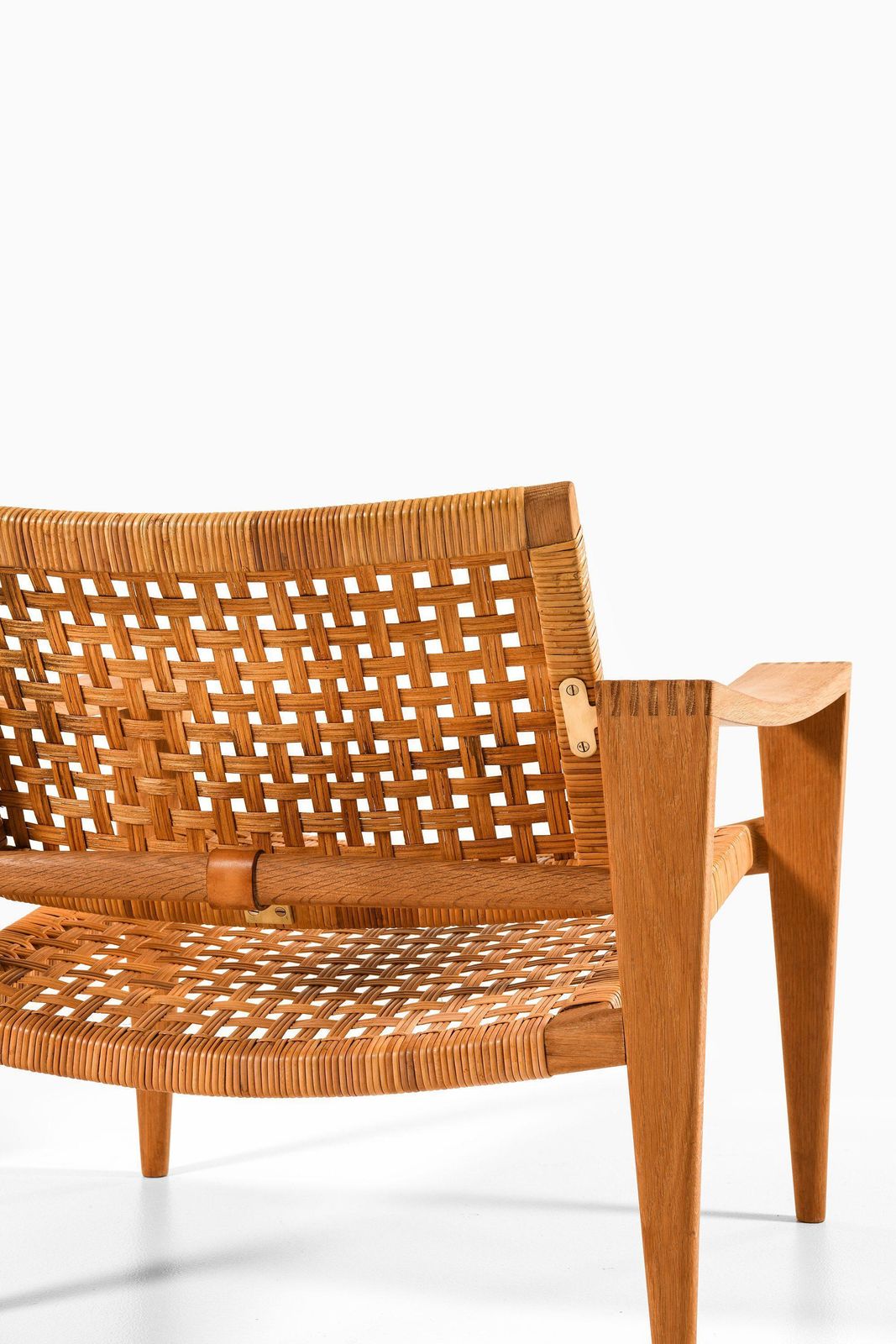 189566.0 Pair Of Easy Chairs In Oak, Woven Cane, Brass And Leather By Hans Wegner, 1959 photo
