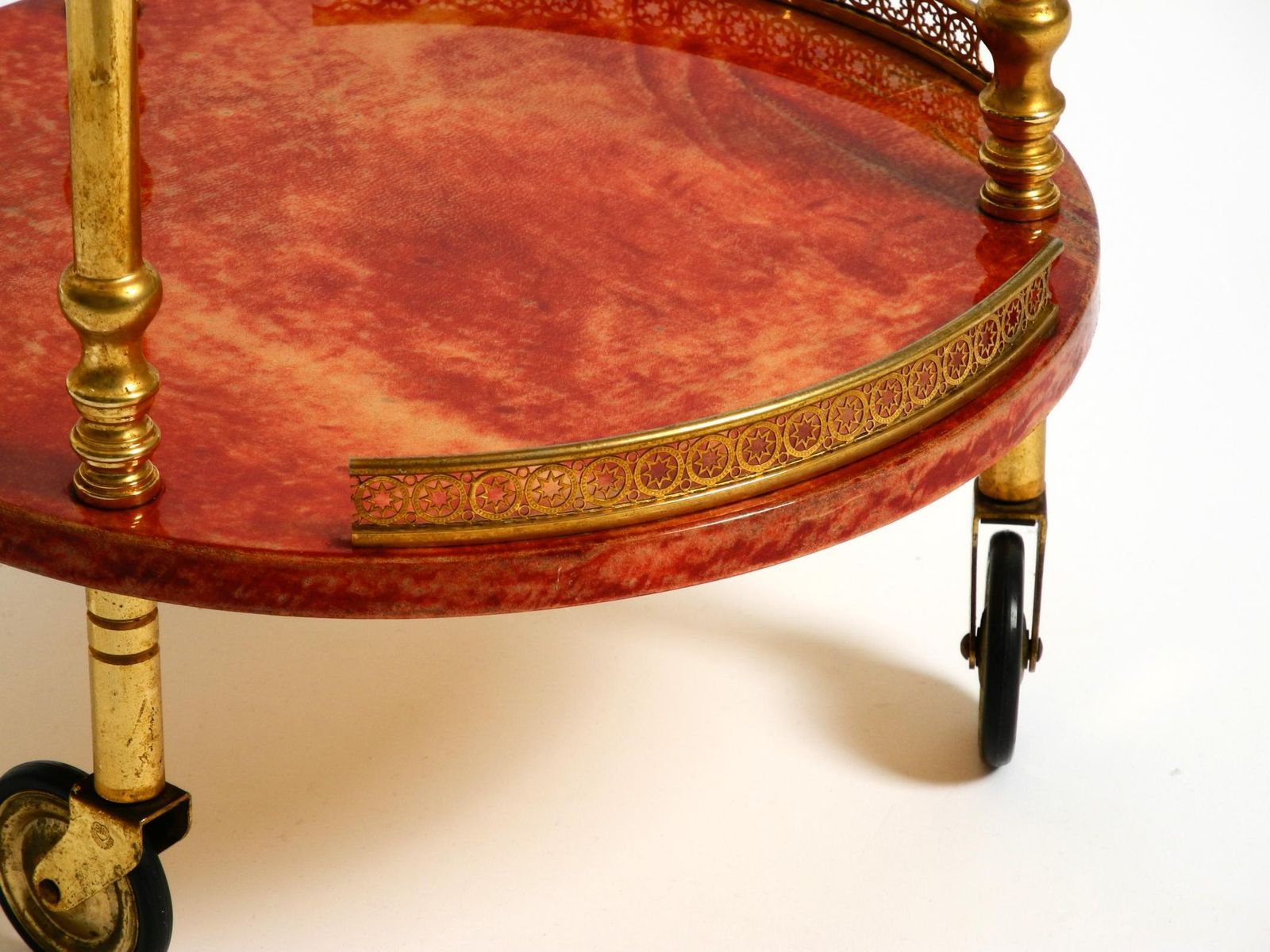 photo vintage Round, Small 1960s Aldo Tura Serving Or Bar Trolley In Red Goatskin Leather