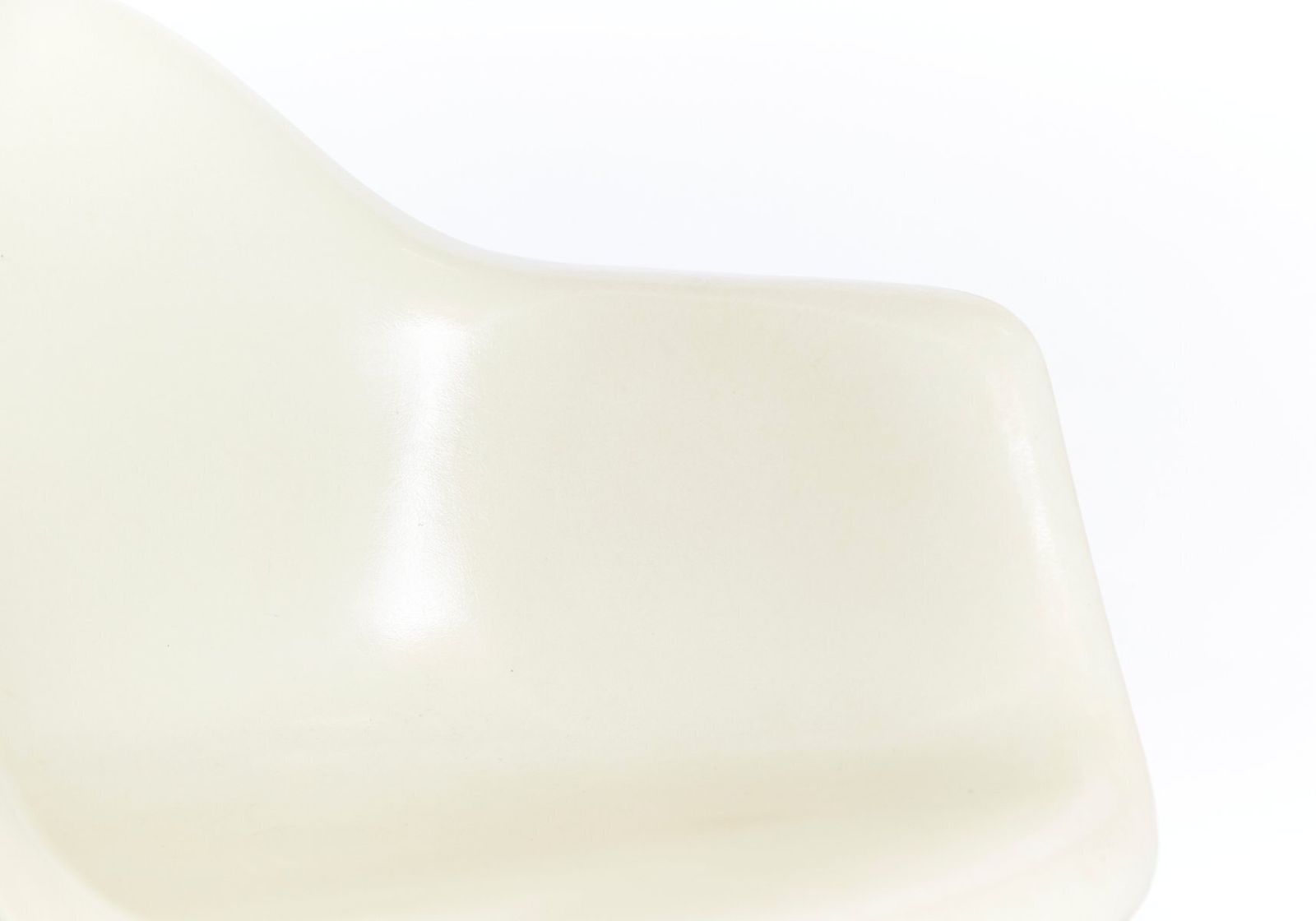 photo furniture Off White Dax Fiberglass Chair By Charles & Ray Eames For Herman Miller, 1970s