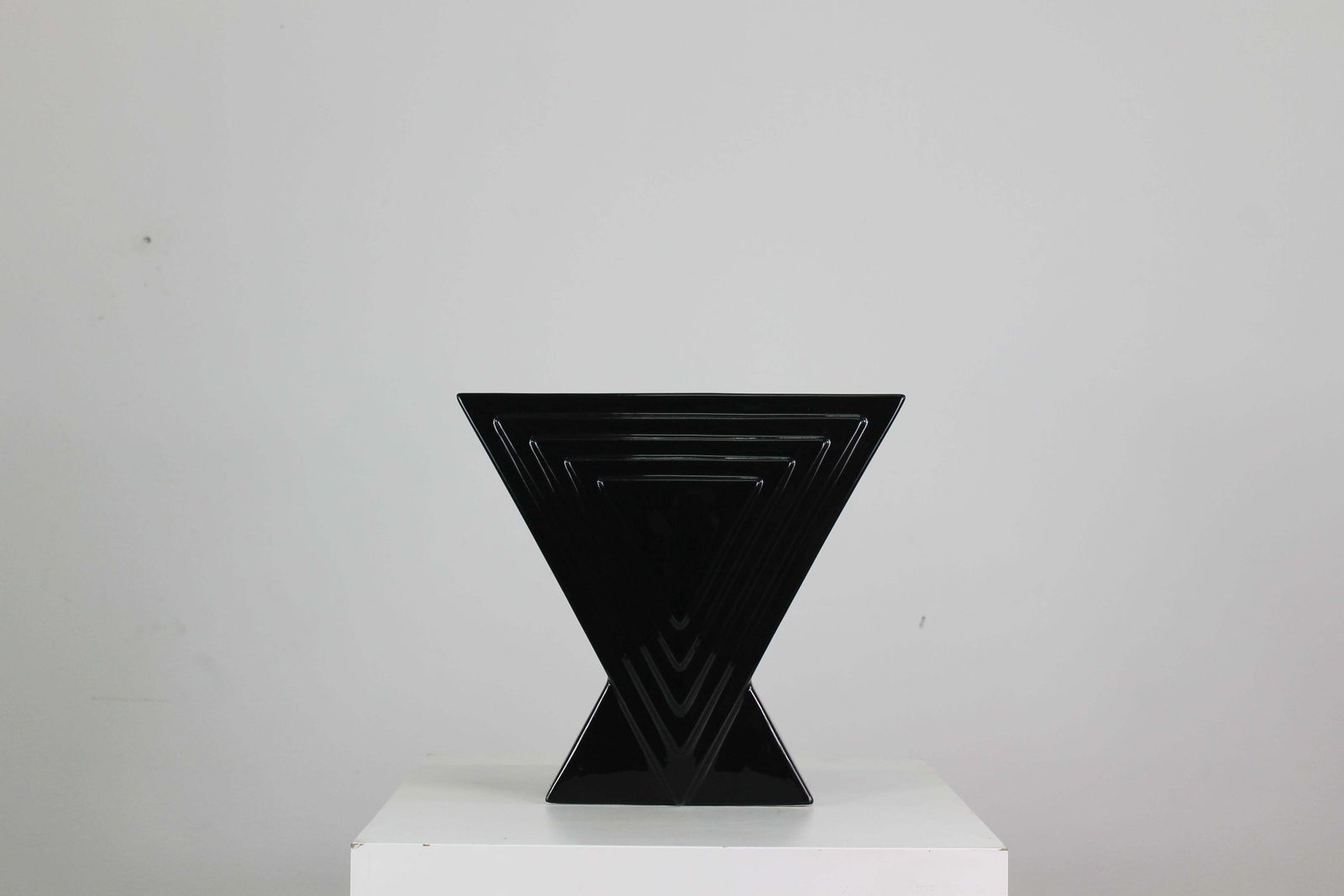 Ettore Sottsass Y29 Vase In Black Enameled Ceramic Yantra Series Poltronova 70s photo 3980.0