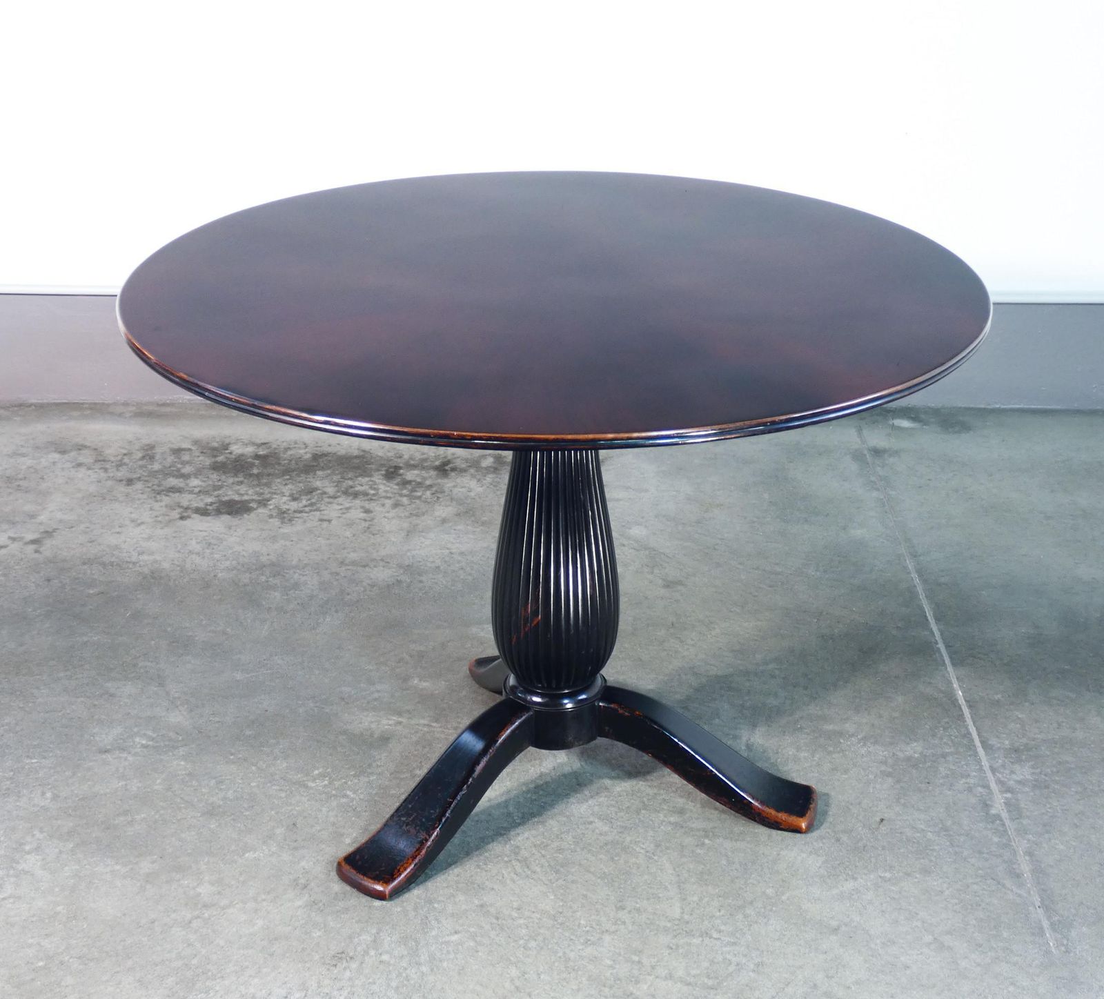 Tavolo Con Piano Tondo, Design Paolo Buffa, Gamba Centrale A Treppiede. Anni 40 photo vinterior