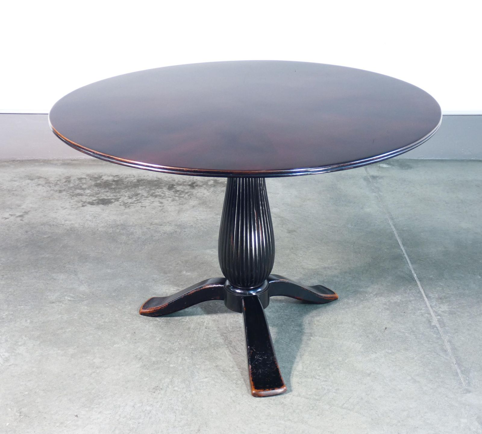Tavolo Con Piano Tondo, Design Paolo Buffa, Gamba Centrale A Treppiede. Anni 40 photo buy
