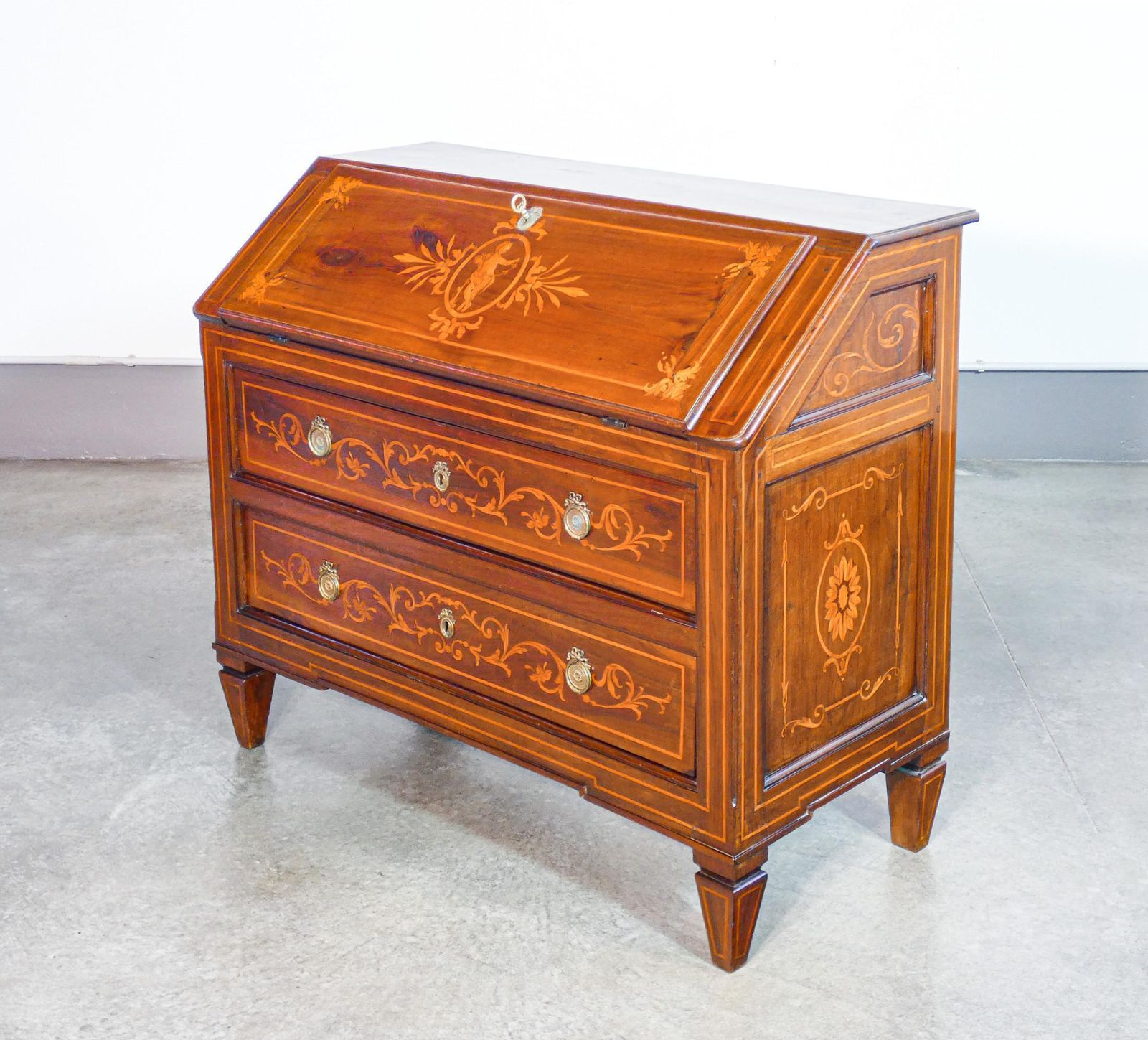 photo furniture Ribalta Secretaire Luigi XVI In Legno Di Noce Intarsiato. Fine XVIII Sec.