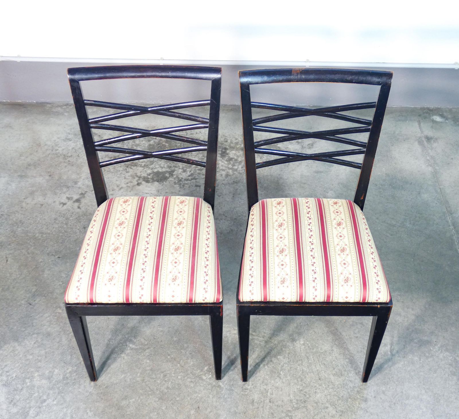 Set Di Quattro Sedie Di Design Italiano Degli Anni 40, In Legno Laccato Nero photo 1041.0