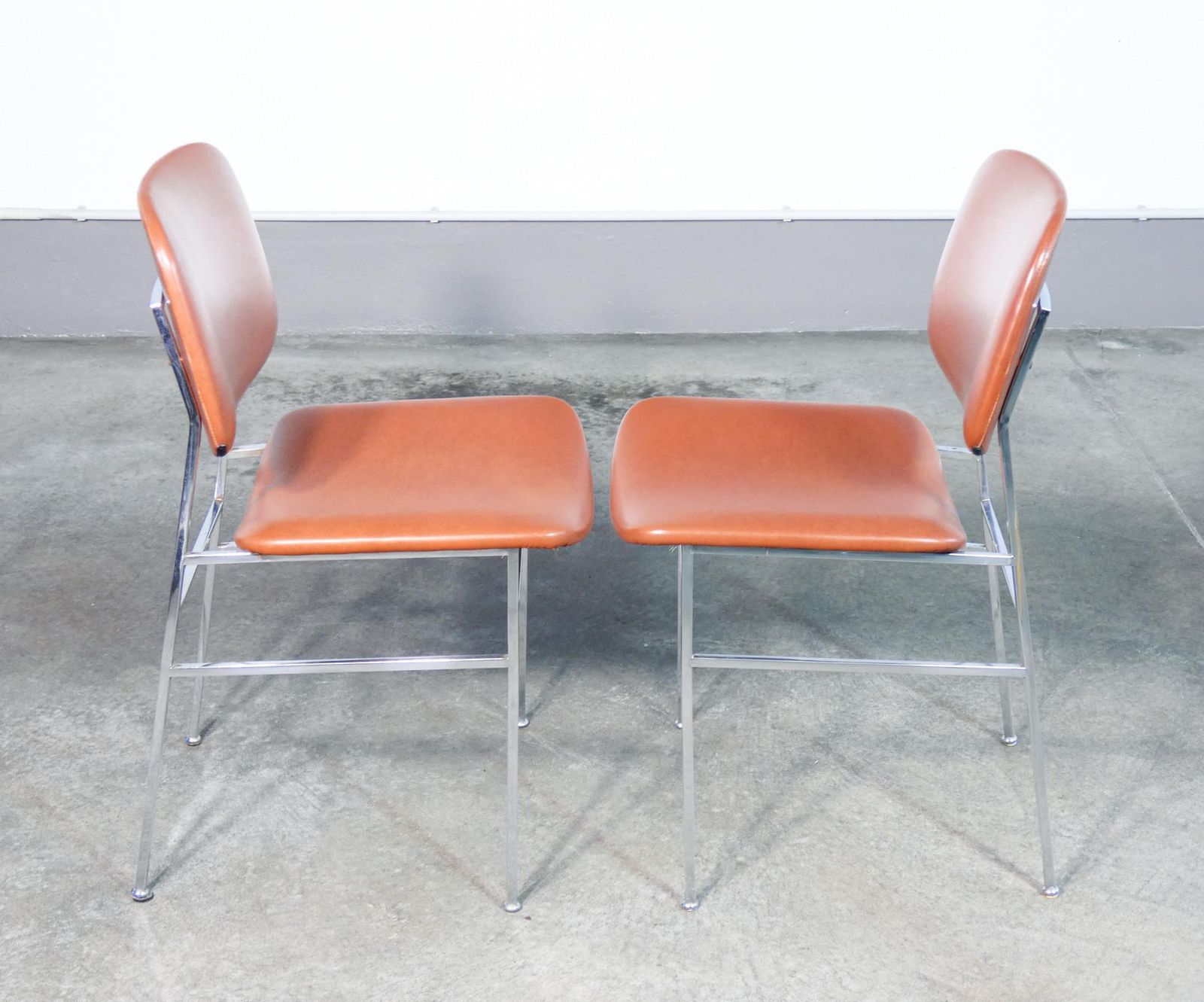 photo furniture Set Of Six Italian Design Chairs From The 1960s, Made Of Chrome Metal And Skai