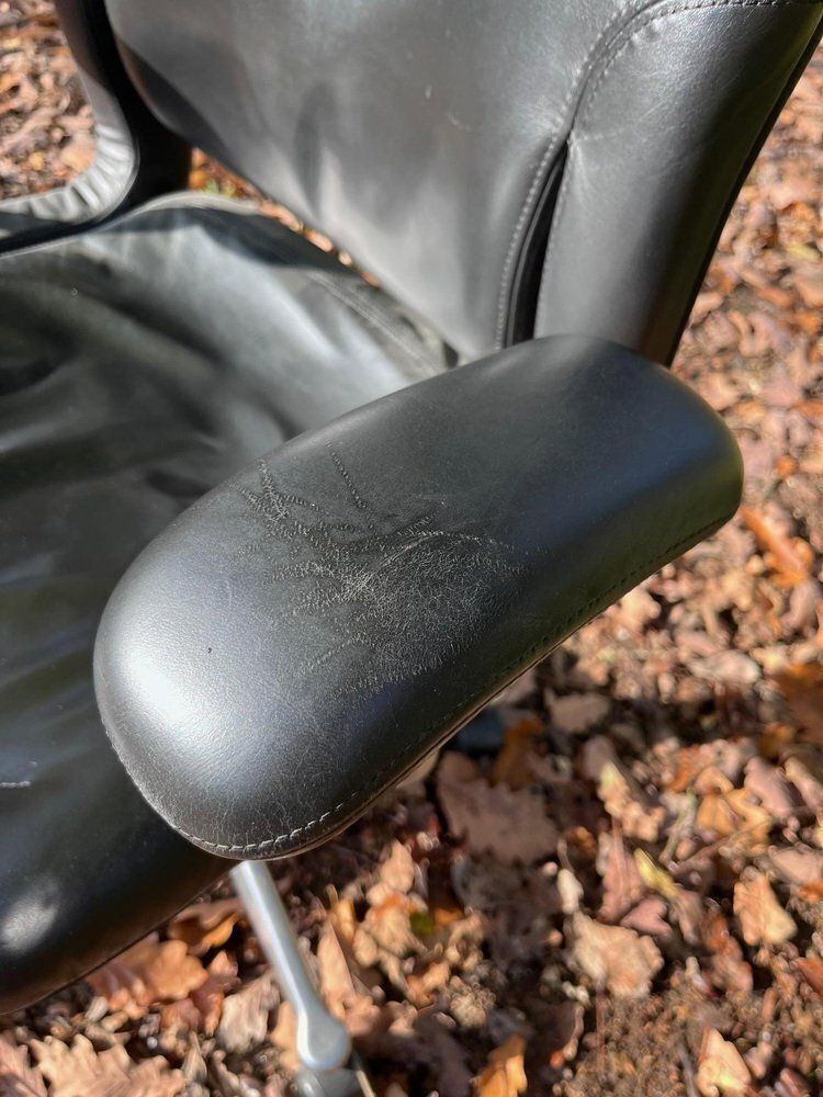photo furniture Desk Armchair In Leather By Herman Miller