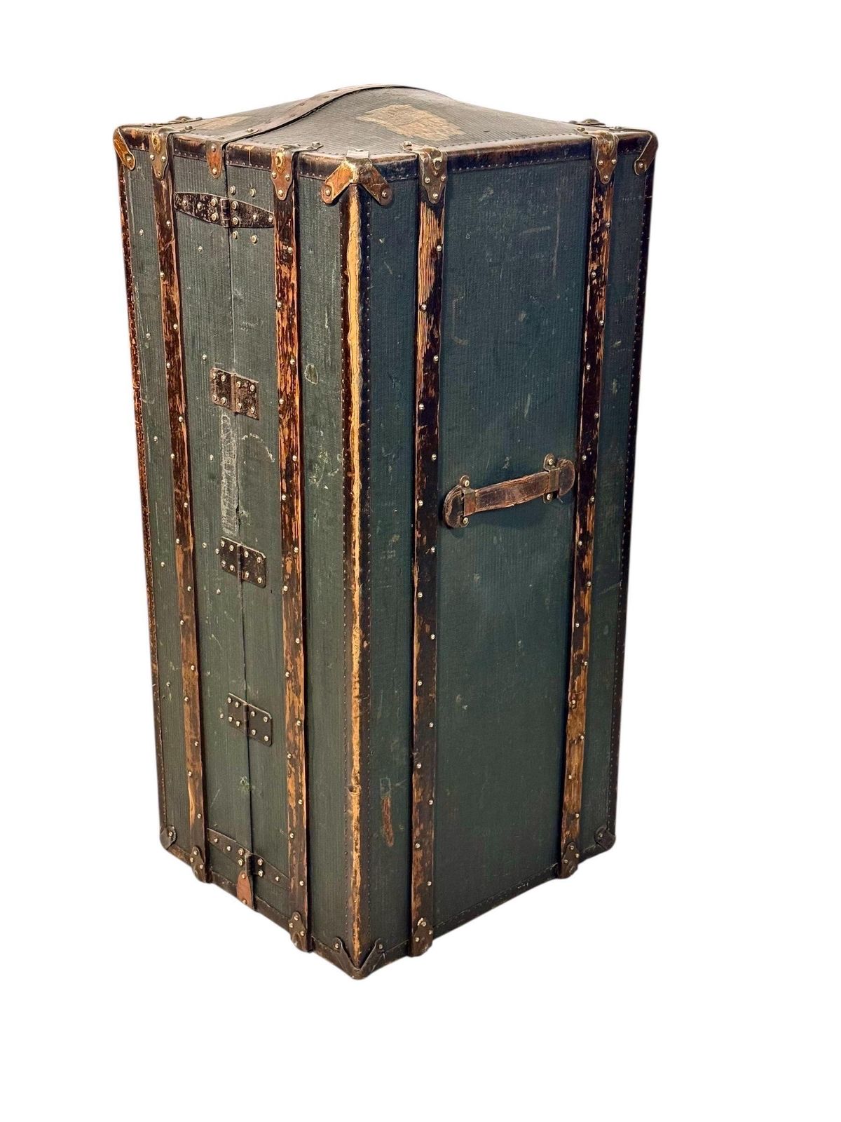 photo vinterior 19th Century French Travelling Trunk With Drawers And Hangers