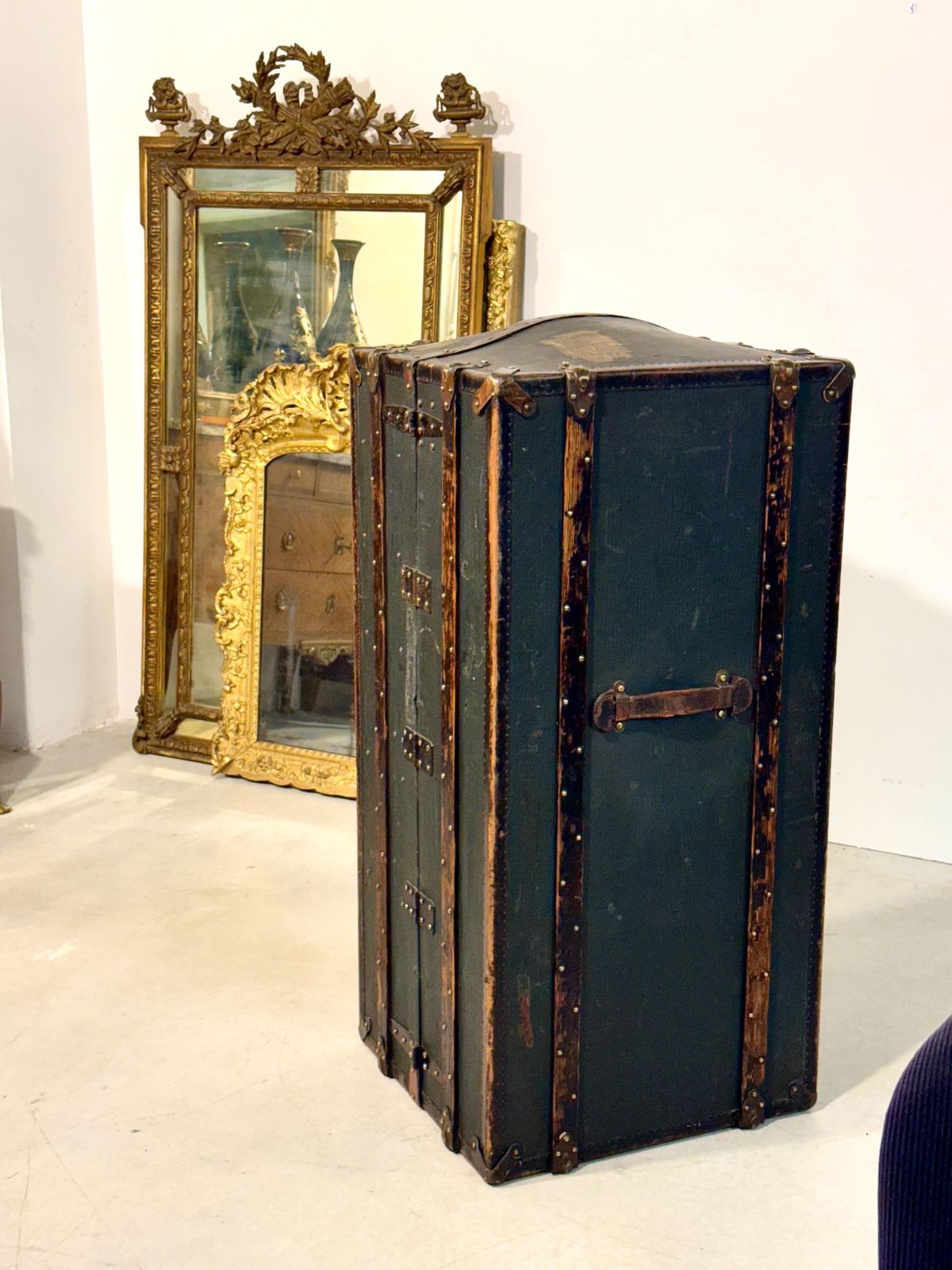 photo buy 19th Century French Travelling Trunk With Drawers And Hangers