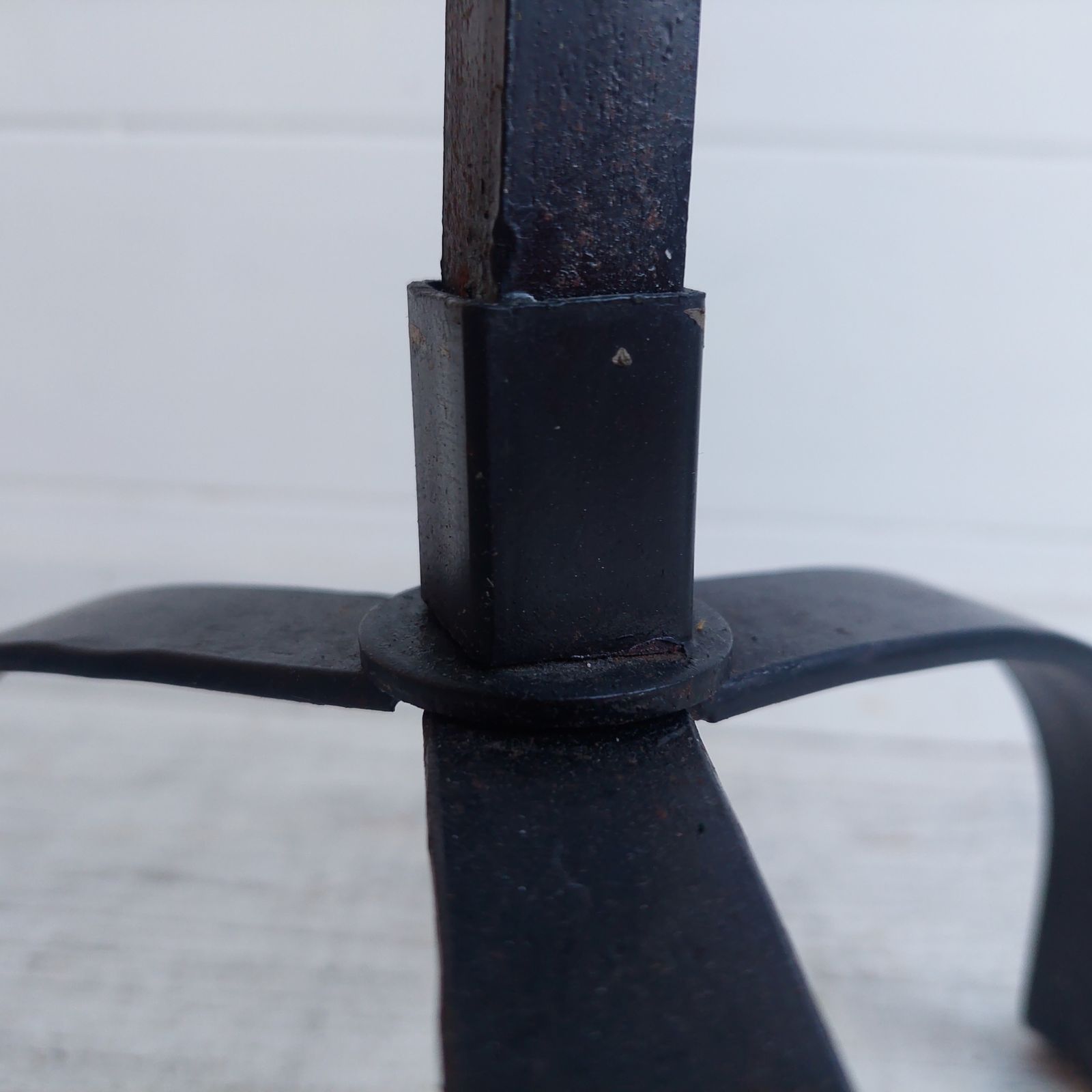 photo vintage Mid Century Brutalist Wrought Iron Tripod Floor Candleholder Large Candlestick Torchere, 1960s