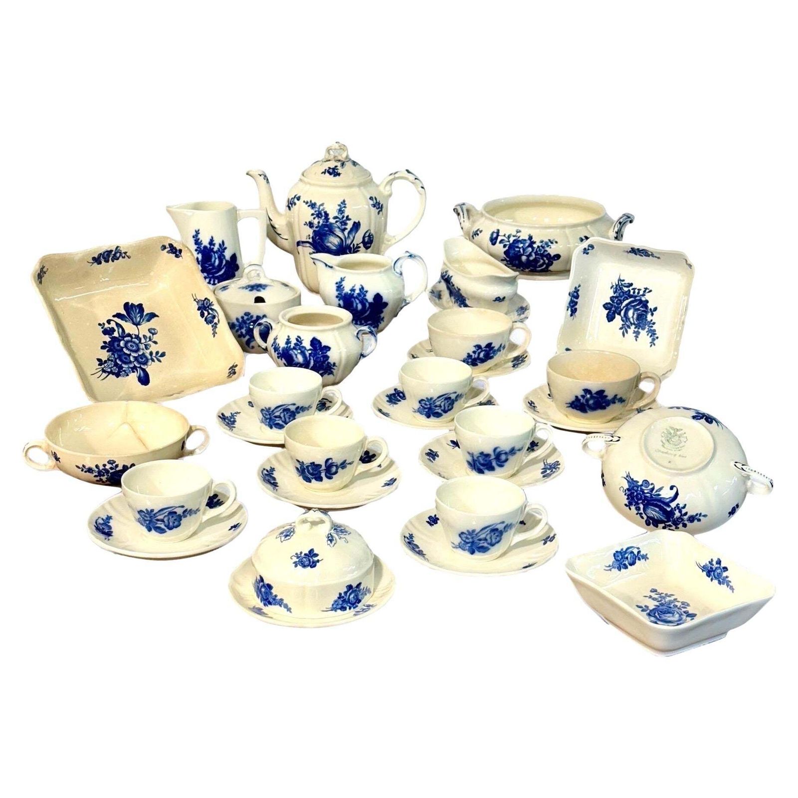 Villeroy & Boch Blue And White Faience Dinnerware Service, 29 Pieces