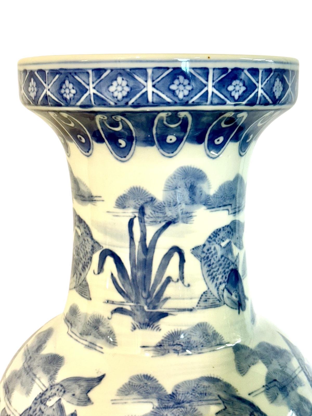 photo vinterior Large Chinese Blue And White Porcelain Vase With Koi Fish Motif