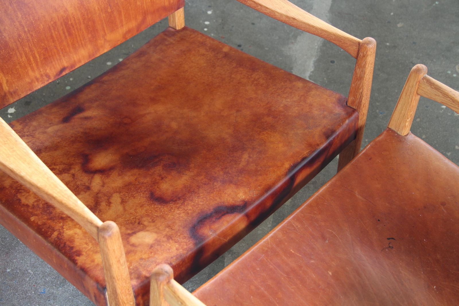 photo furniture Pair Of Vintage Per Olof Scotte "Premier 69" Oak Armchairs In Cognac Leather