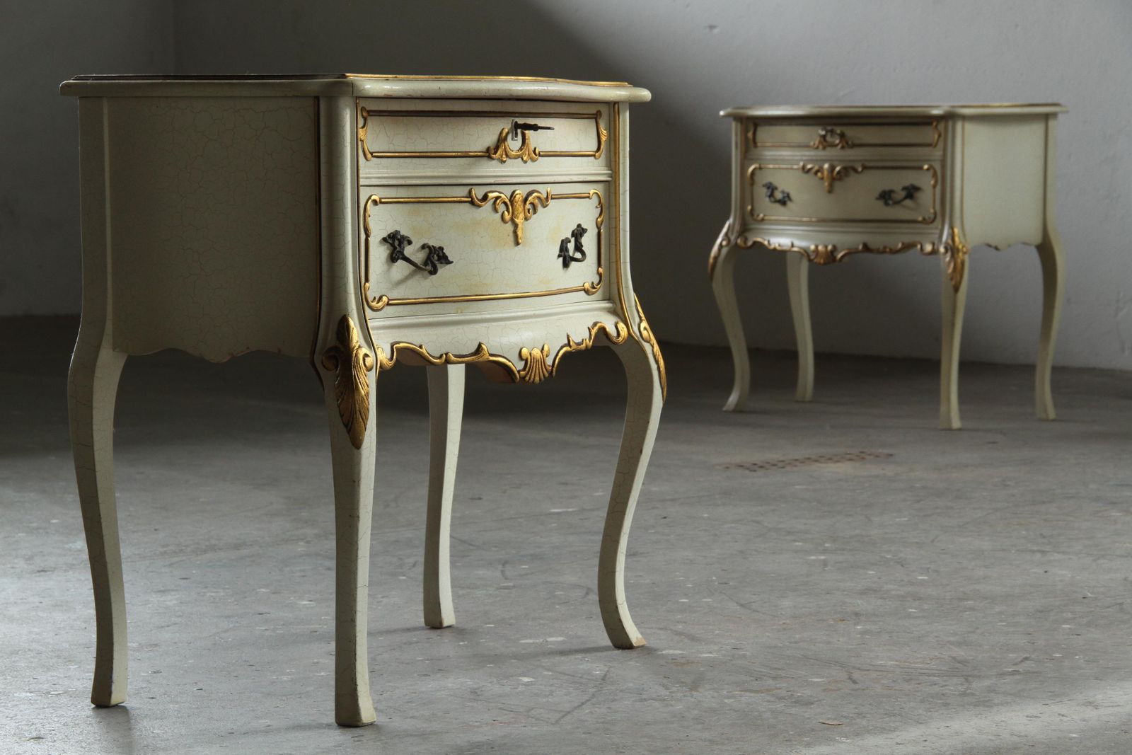 Vintage Pair Of XX Century Venetian Baroque Style Nightstands In Painted Wood photo vinterior