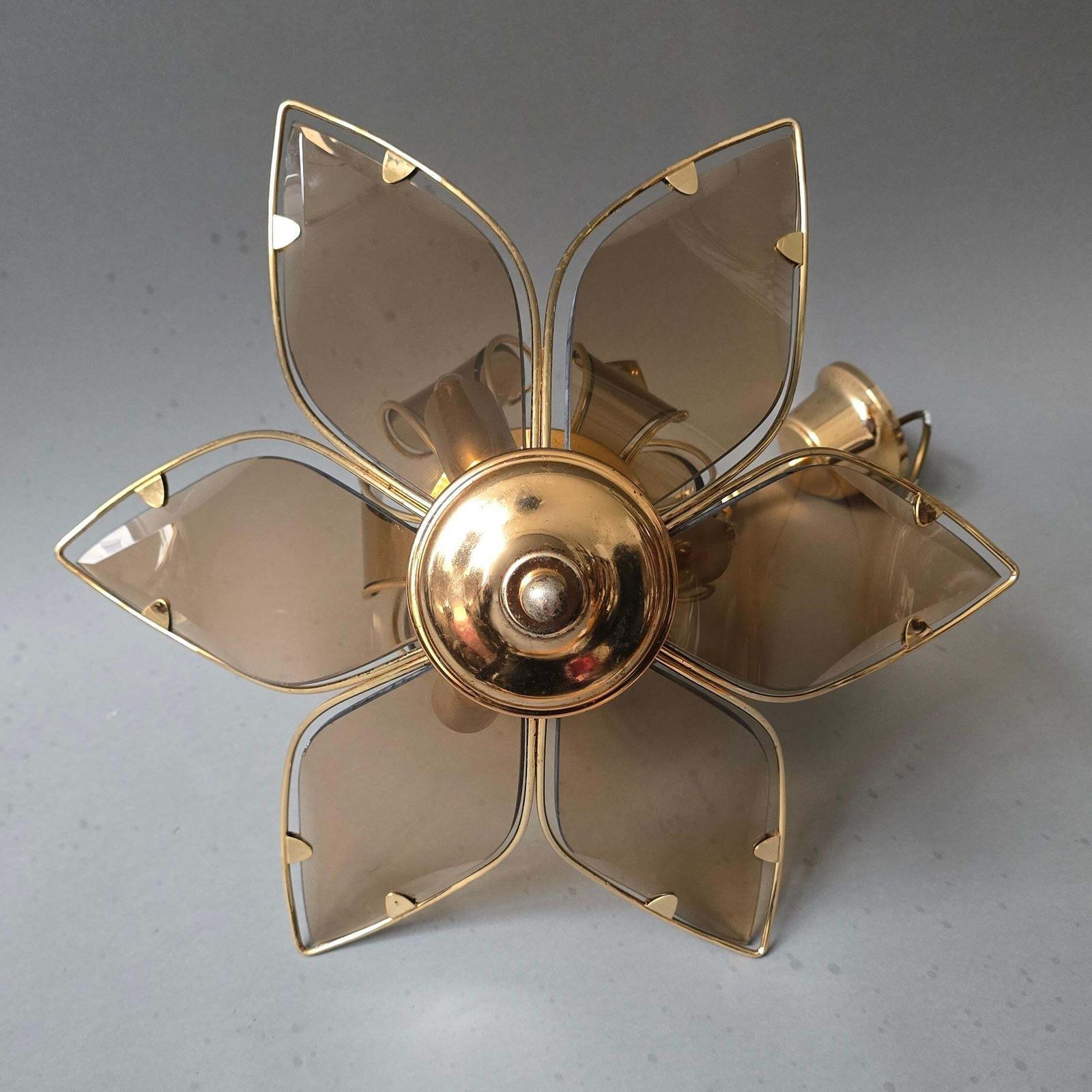 Italian Lotus Chandelier In Brass And Amber Murano Glass, Mid 20th Century photo vinterior